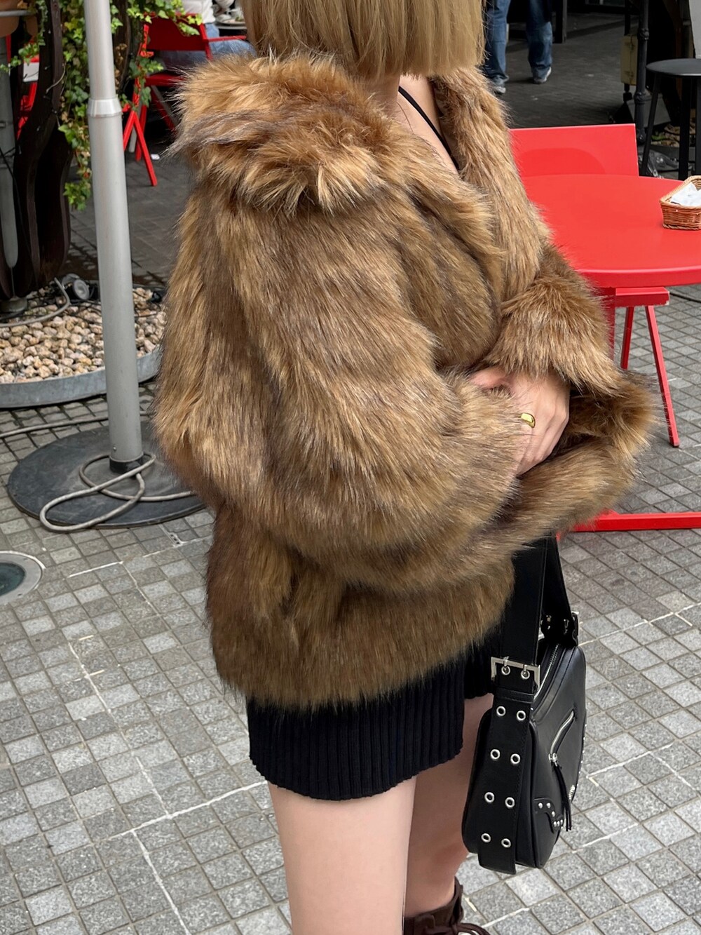 ブラウン系のその他アウター、ブラック系のその他パンツ、ブラック系のハンドバッグを着用したレディースの秋コーディネートの7枚目の写真