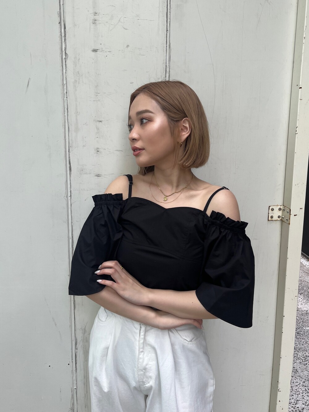 ブラック系のシャツ/ブラウス、ホワイト系のデニムパンツ、ブラック系のサンダルを着用したレディースの夏コーディネートの3枚目の写真