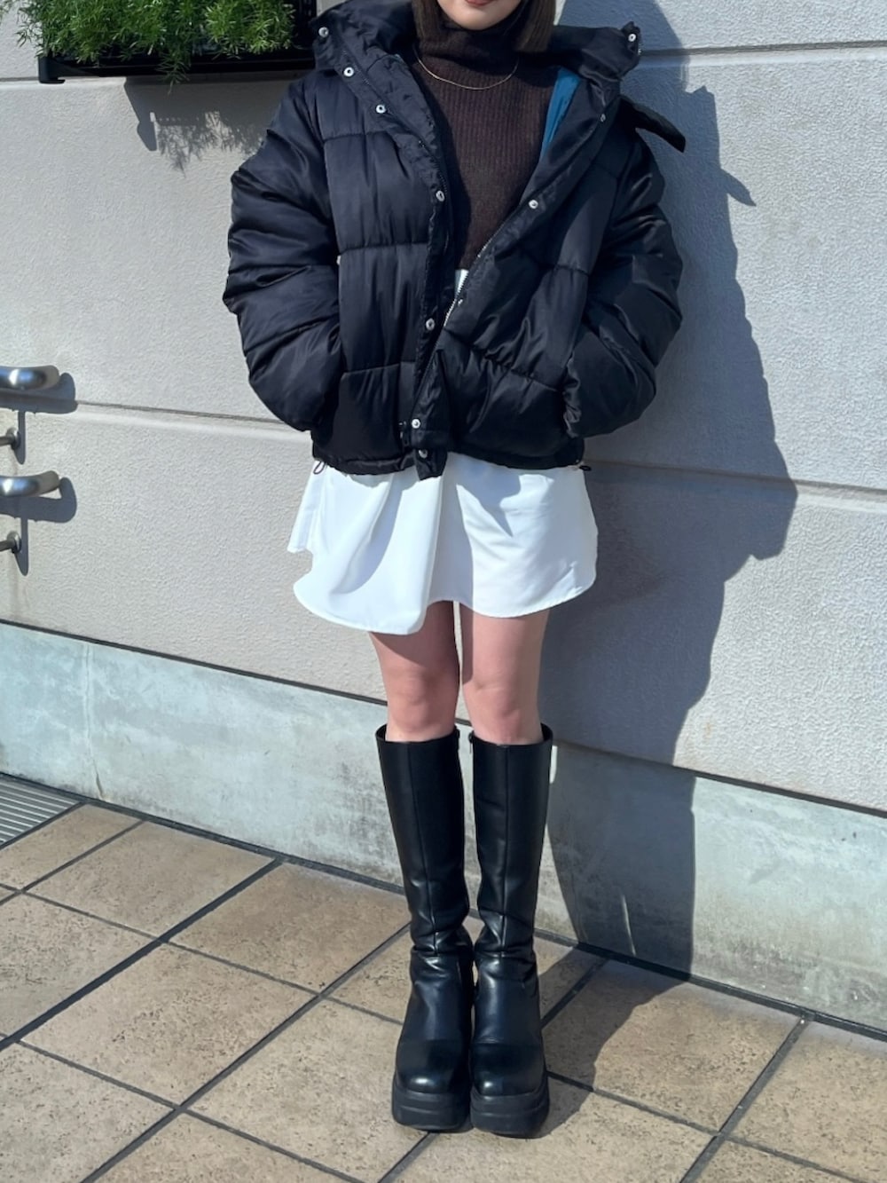 ブラック系のブーツ、ブラック系の福袋/福箱を着用したレディースの冬コーディネートの2枚目の写真