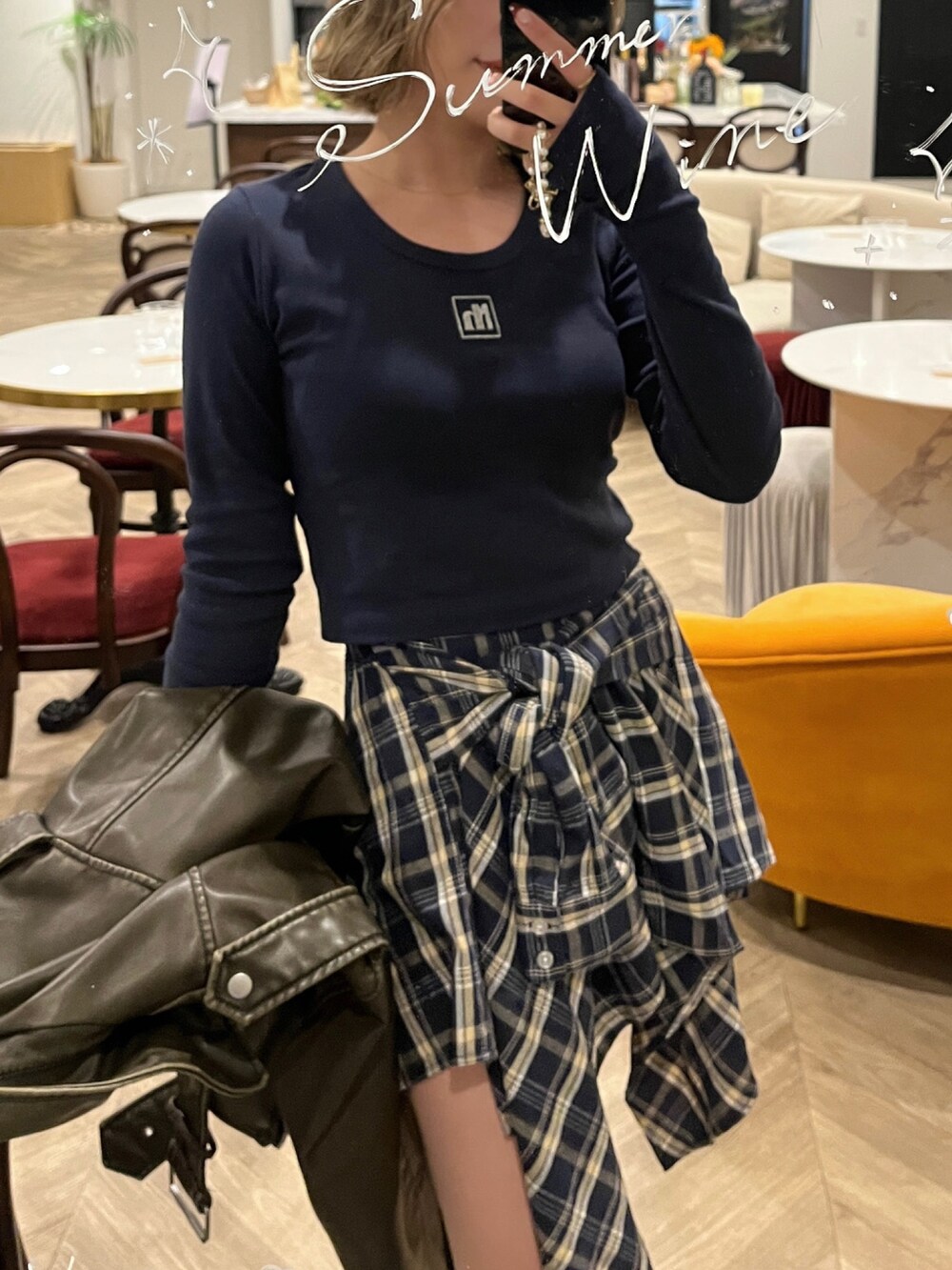 ブルー系のTシャツ/カットソー、ブラック系のブーツを着用したレディースの春コーディネートの4枚目の写真