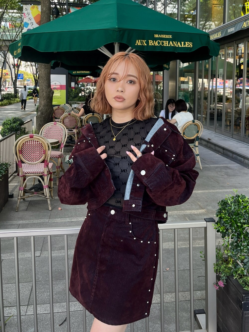 ブラック系のTシャツ/カットソー、レッド系のデニムジャケット、レッド系のスカートを着用したレディースの夏コーディネートの4枚目の写真