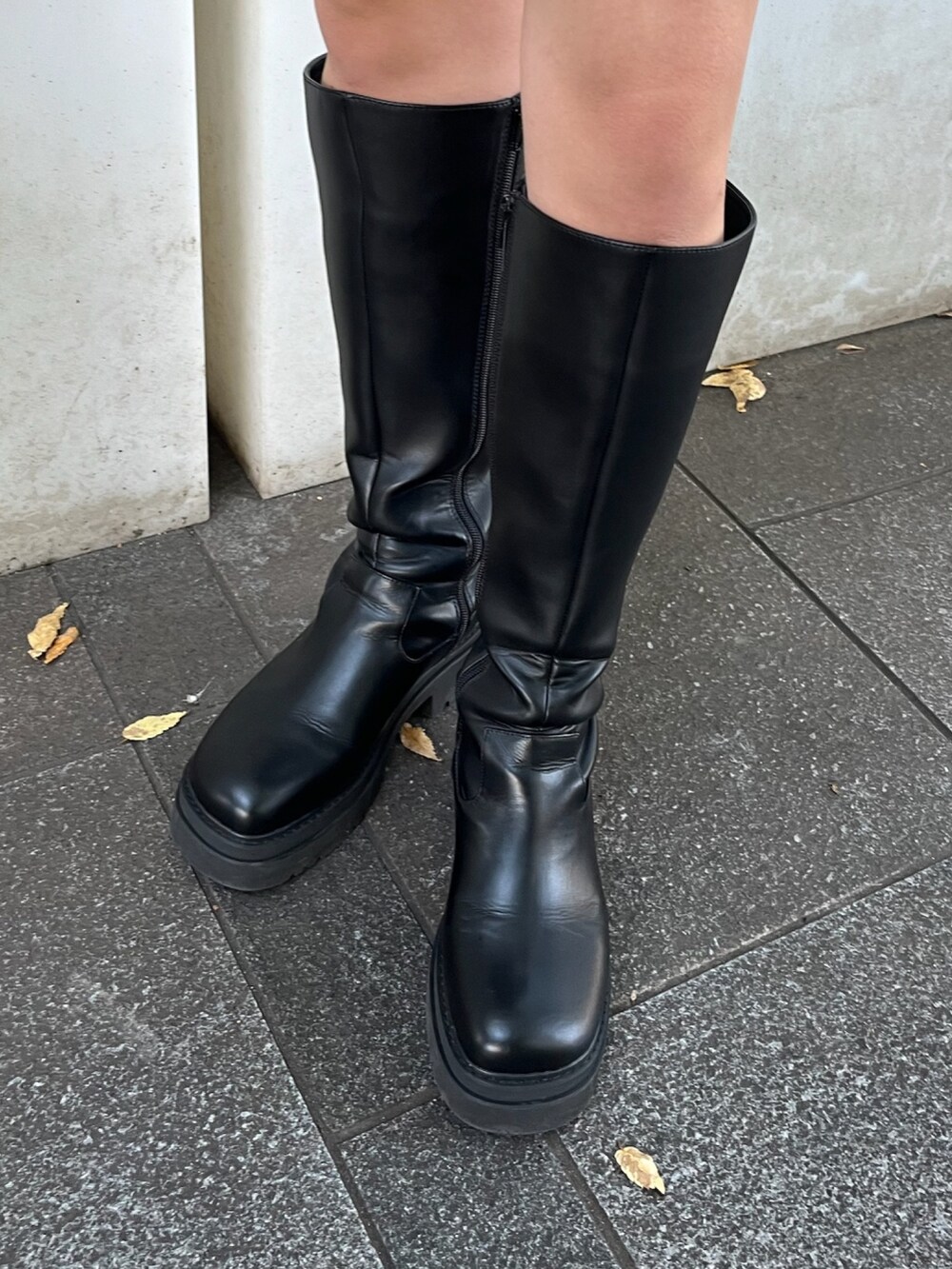 ベージュ系のカーディガン/ボレロ、ブラック系のニット/セーター、ブラック系のブーツを着用したレディースの秋コーディネートの9枚目の写真