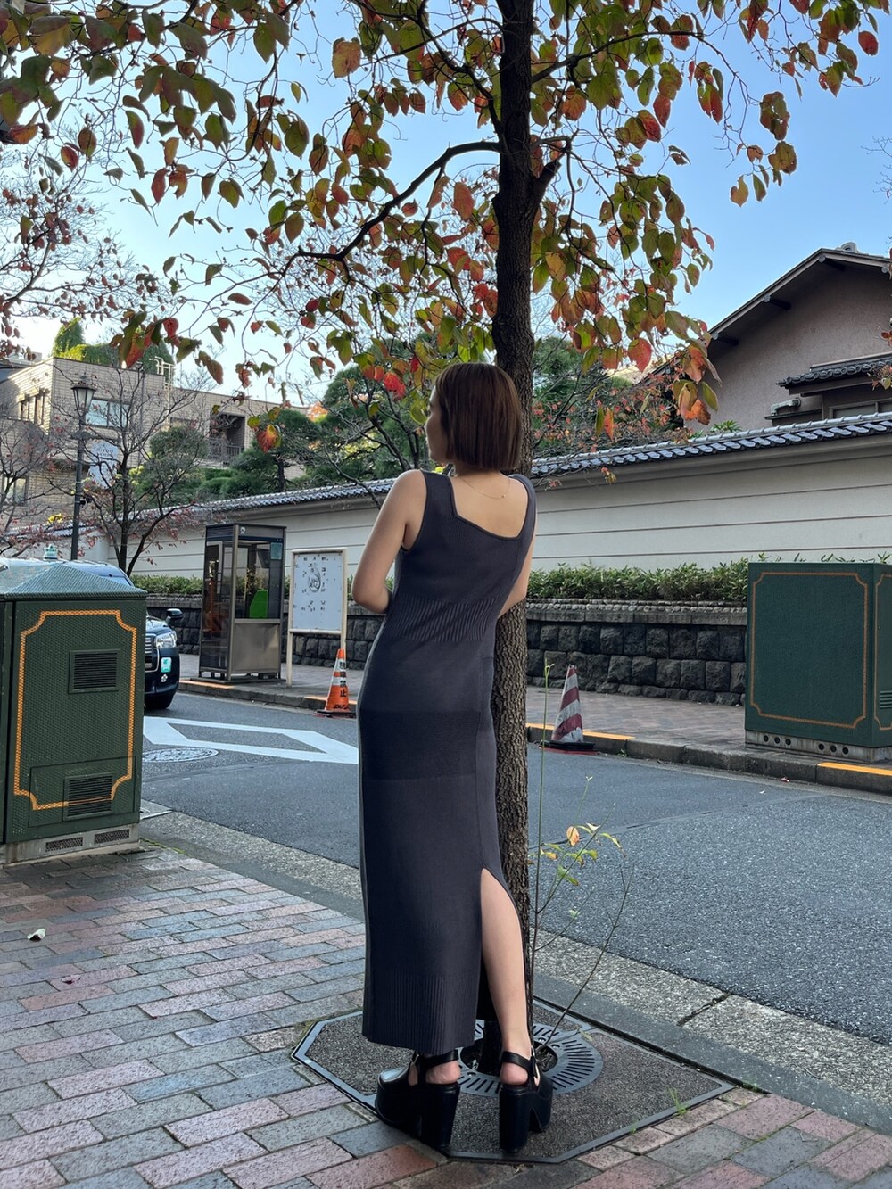 グレー系のワンピースを着用したレディースの冬コーディネートの3枚目の写真