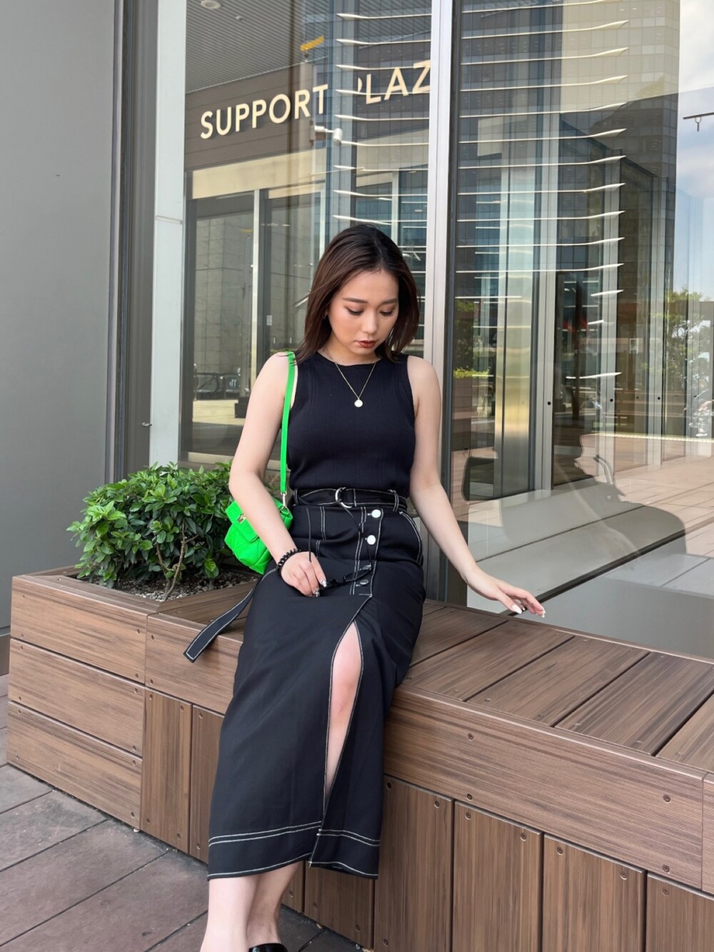 ブラック系のスカート、ブラック系のTシャツ/カットソー、ブラック系のサンダルを着用したレディースの夏コーディネートの3枚目の写真