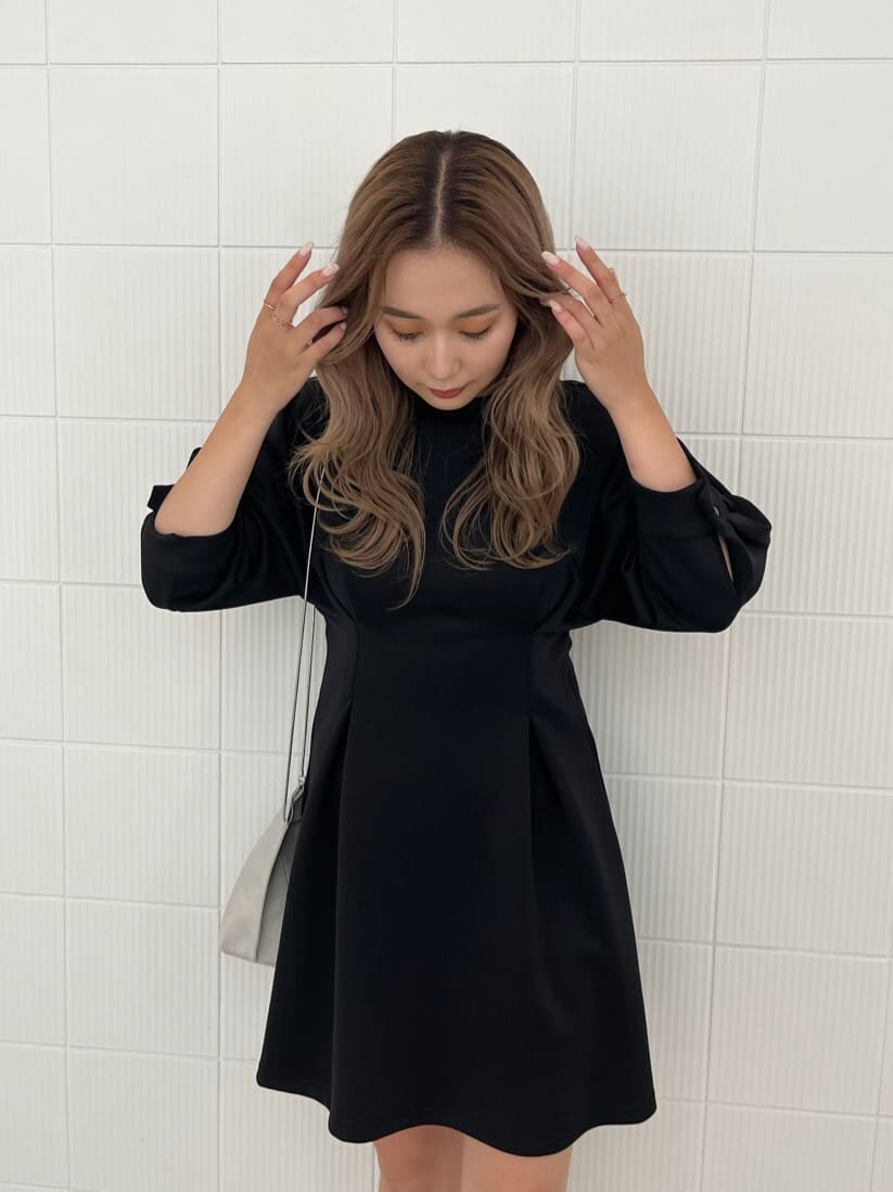 ブラック系のワンピース、ホワイト系のショルダーバッグ、ブラック系のローファーを着用したレディースの夏コーディネートの6枚目の写真