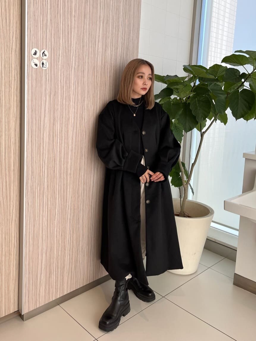 「murua、#アウター、大人カジュアル、ロングコート、冬アウター、ブラックコーデ」｜「MURUAのオーバースリーブノーカラーコート（ノーカラーコート、ブラック系）」を使った、國岡朋実さん（レディース・156cm）の秋コーディネートの3枚目の写真