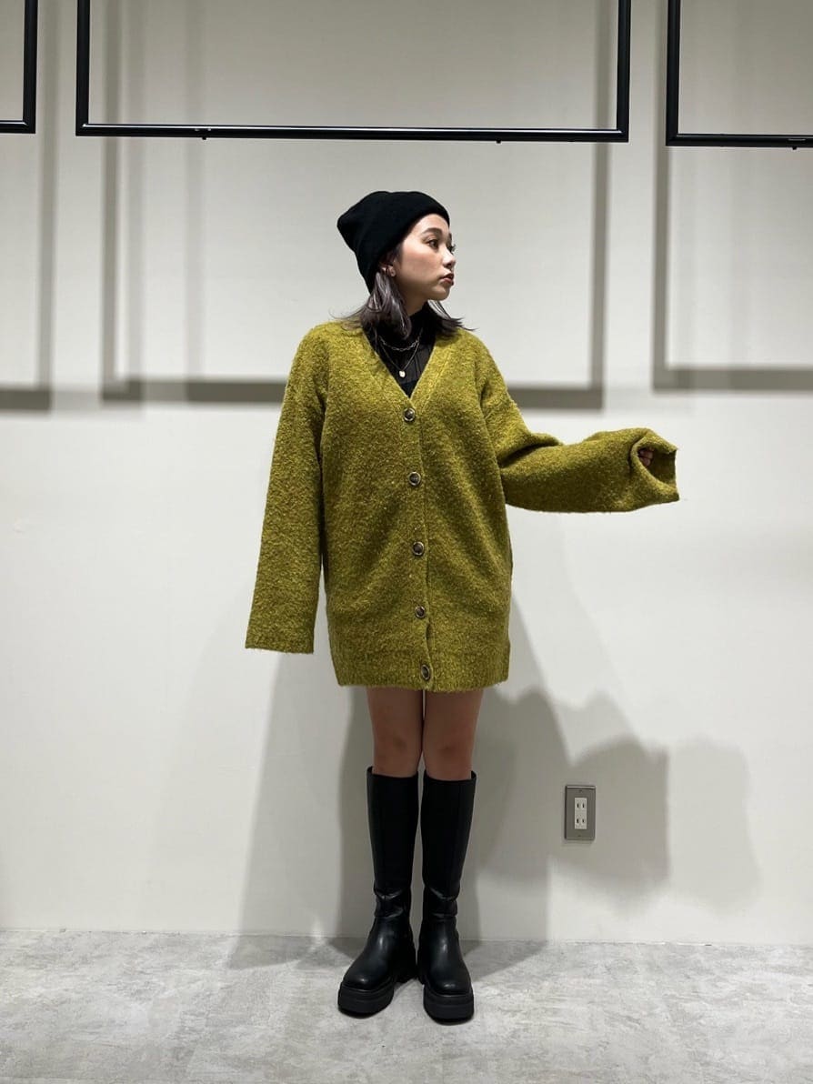 ブラック系のニット/セーター、ブラック系のブーツ、ブラック系のスウェットパンツを着用したレディースの秋コーディネートの4枚目の写真