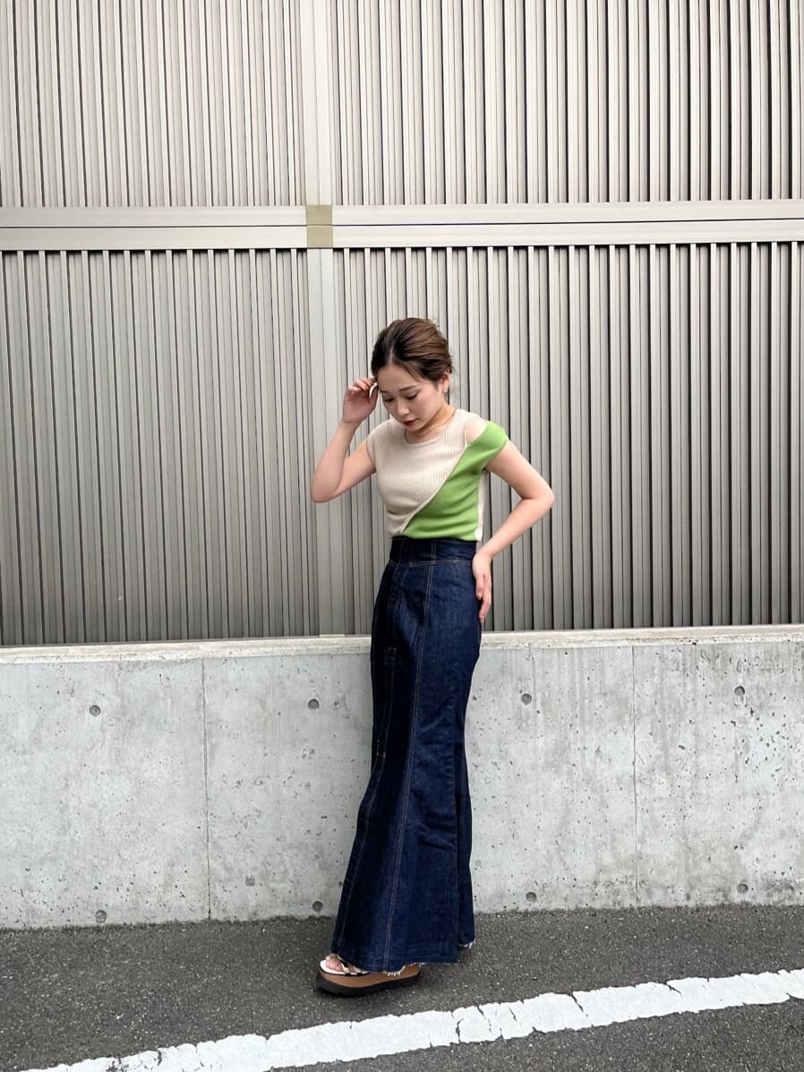 ブルー系のデニムスカート、その他のサンダル、その他のタンクトップを着用したレディースの夏コーディネートの2枚目の写真