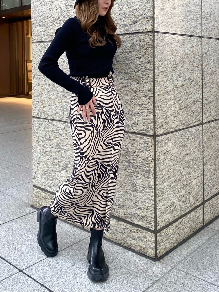 ブラック系のブーツ、その他のスカート、ブラック系のニット/セーターを着用したレディースの春コーディネートの4枚目の写真