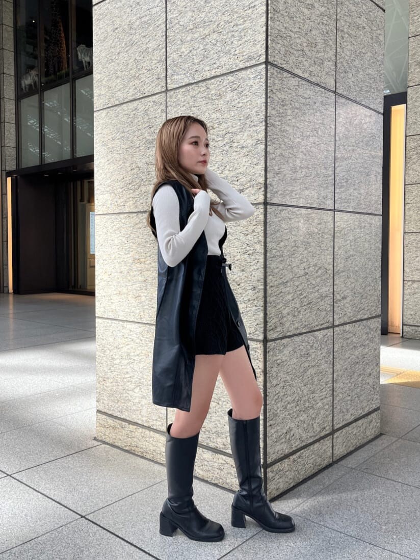 ブラック系のブーツ、ブラック系のワンピース、ブラック系のスウェットパンツを着用したレディースの秋コーディネートの6枚目の写真