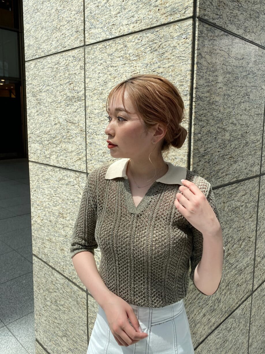 ホワイト系のキャミソール、ブラウン系のポロシャツ、ホワイト系のデニムスカートを着用したレディースの春コーディネートの5枚目の写真