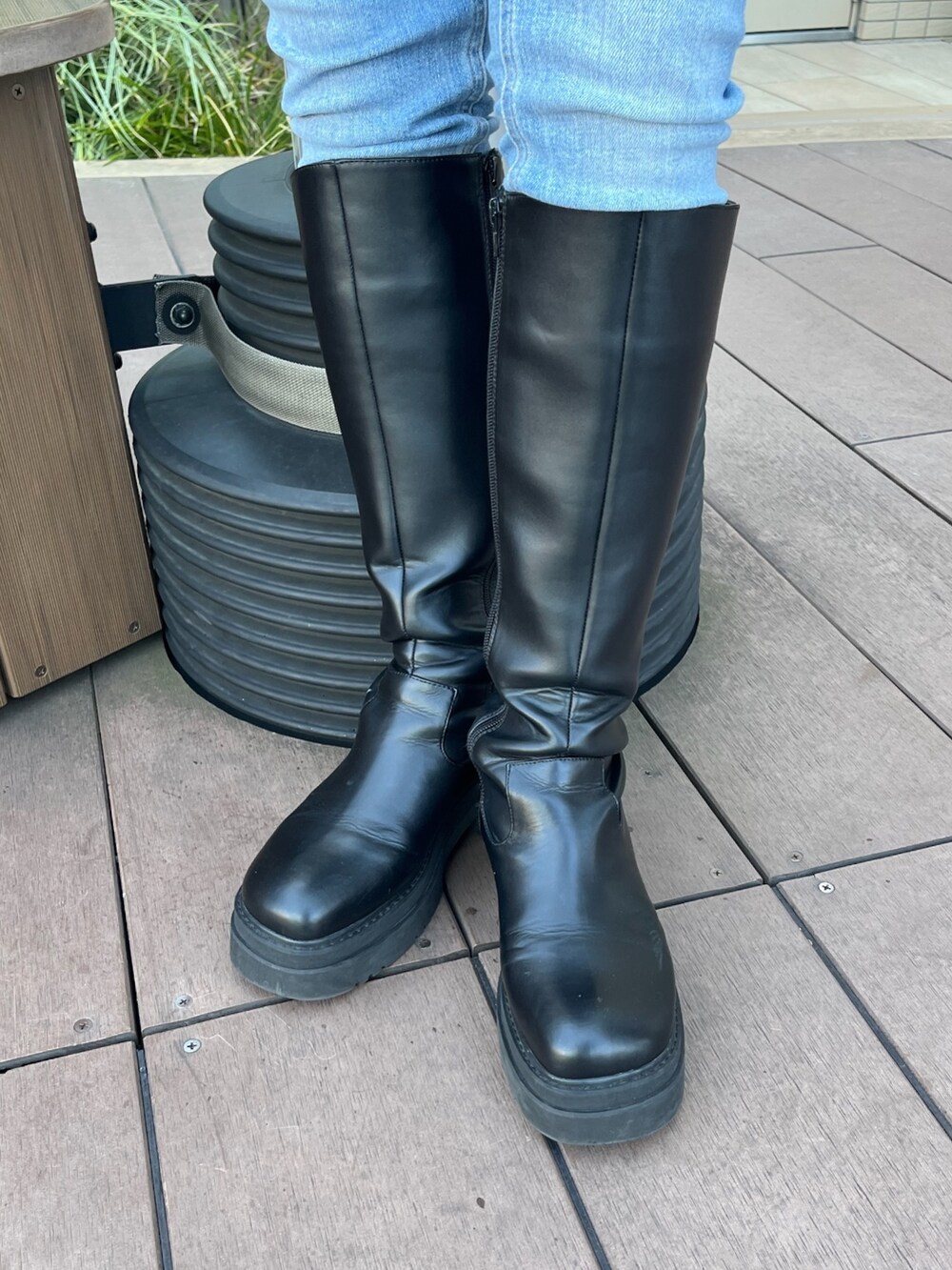 ブラウン系のニット/セーター、ブラック系のブーツを着用したレディースの冬コーディネートの7枚目の写真