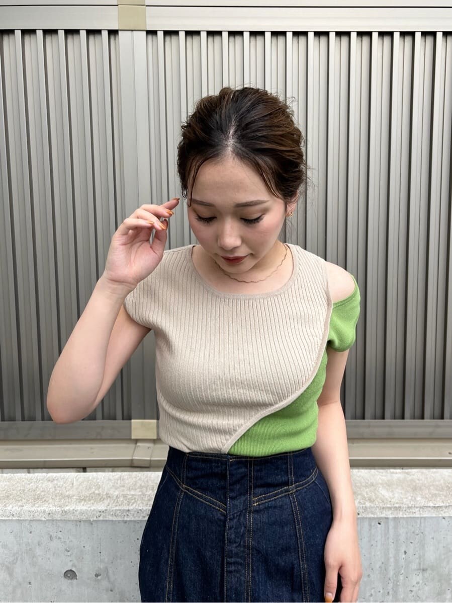 ブルー系のデニムスカート、その他のサンダル、その他のタンクトップを着用したレディースの夏コーディネートの5枚目の写真