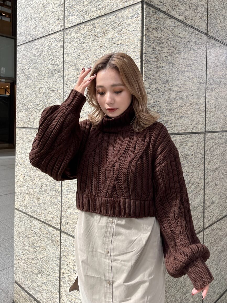 ブラック系のブーツ、ブラウン系のワンピースを着用したレディースの秋コーディネートの5枚目の写真