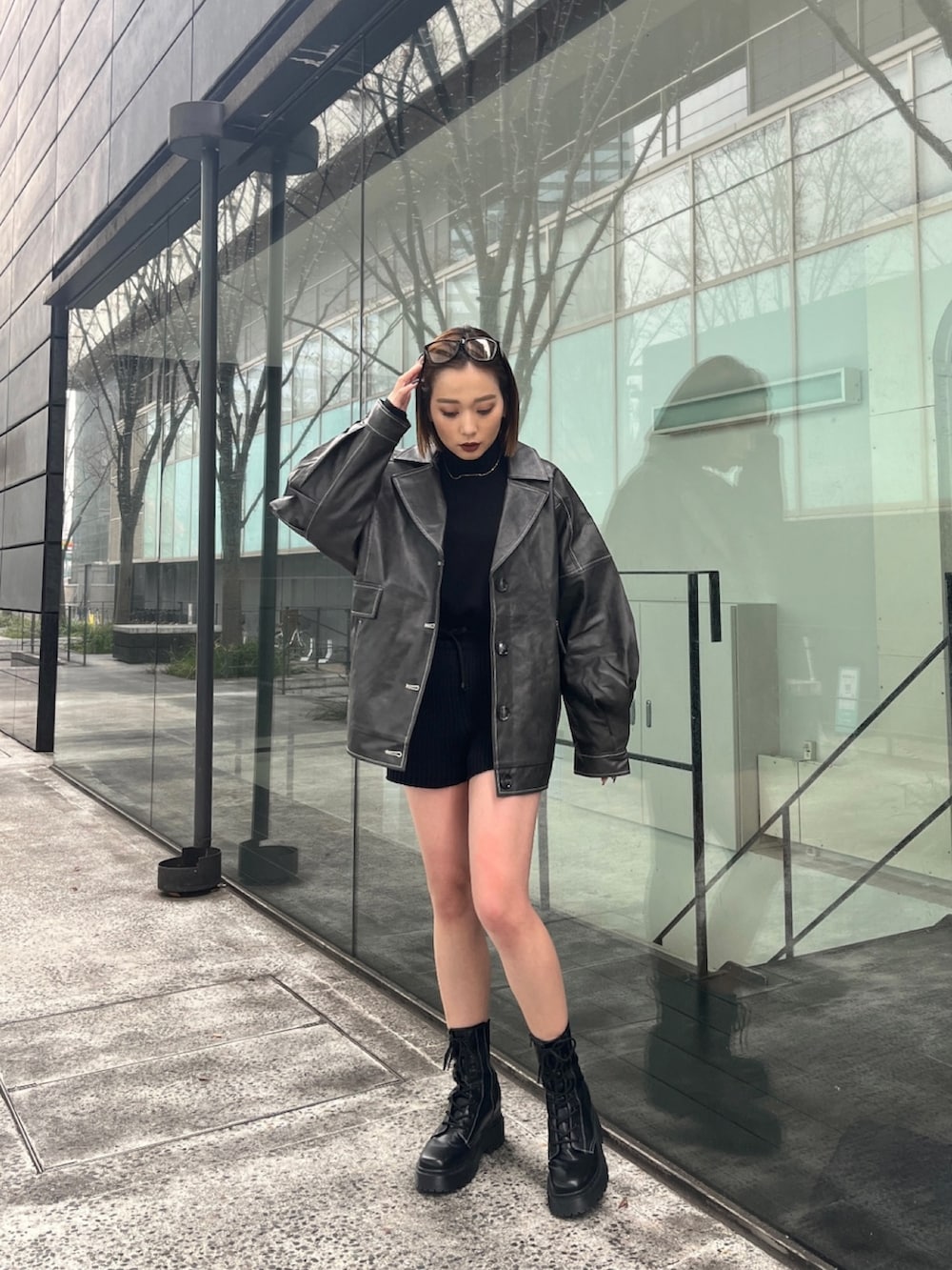 ブラック系のニット/セーター、ブラック系のその他パンツ、グレー系のブルゾンを着用したレディースの冬コーディネートの2枚目の写真