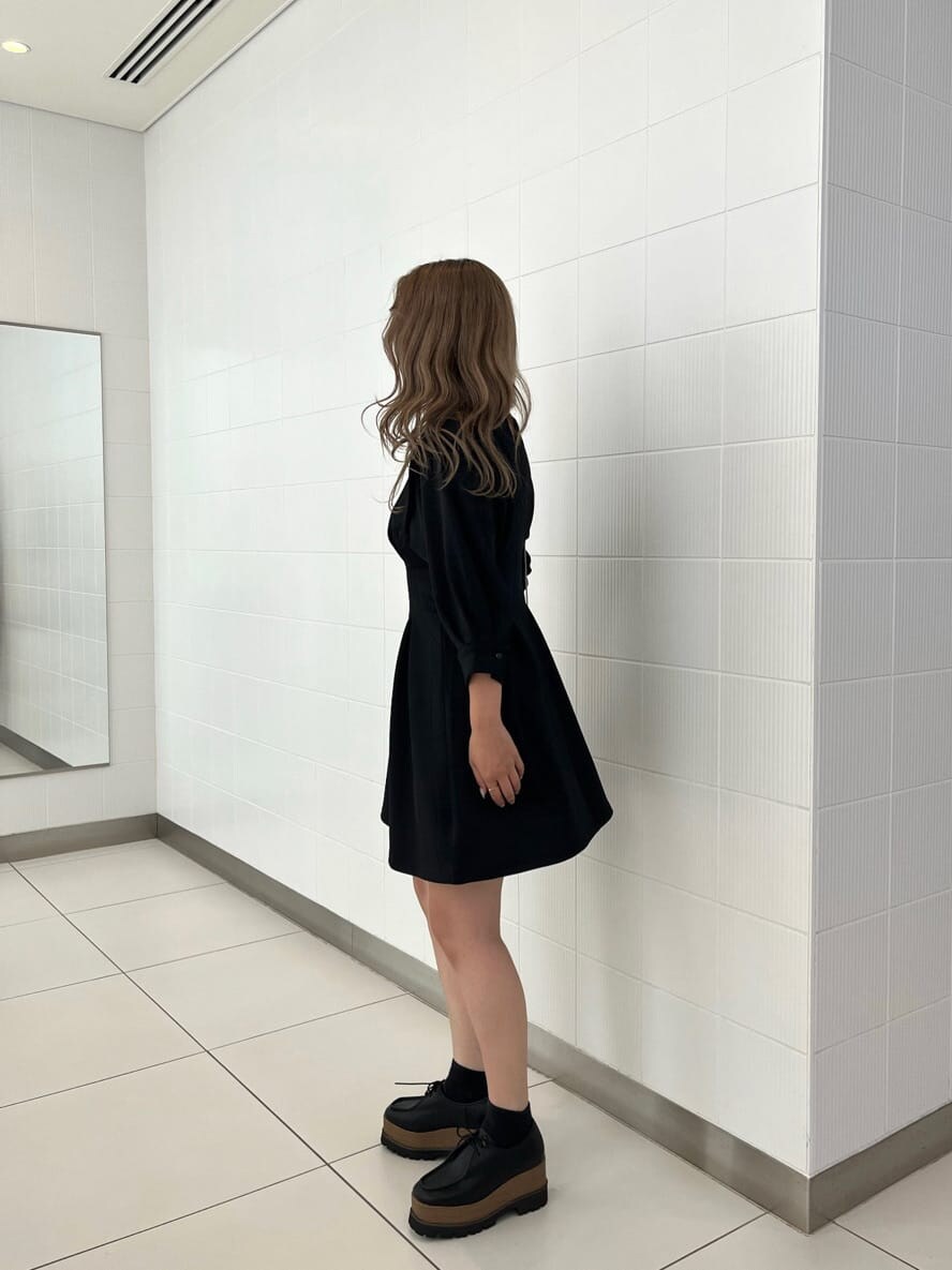 ブラック系のワンピース、ホワイト系のショルダーバッグ、ブラック系のローファーを着用したレディースの夏コーディネートの5枚目の写真