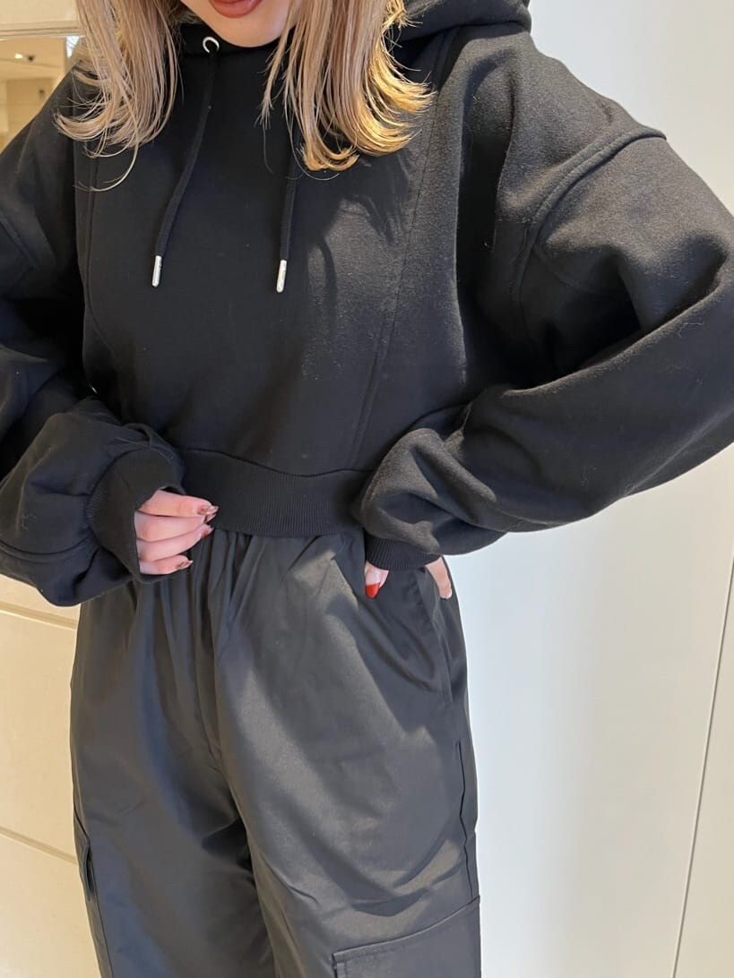 ブラック系のカーゴパンツ、ブラック系のパーカーを着用したレディースの秋コーディネートの8枚目の写真