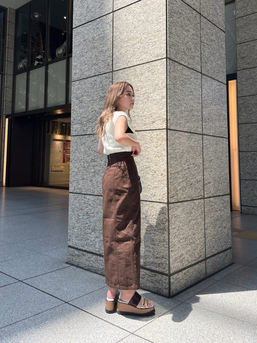 ホワイト系のニット/セーター、その他のサンダル、ブラック系のハンドバッグを着用したレディースの夏コーディネートの2枚目の写真