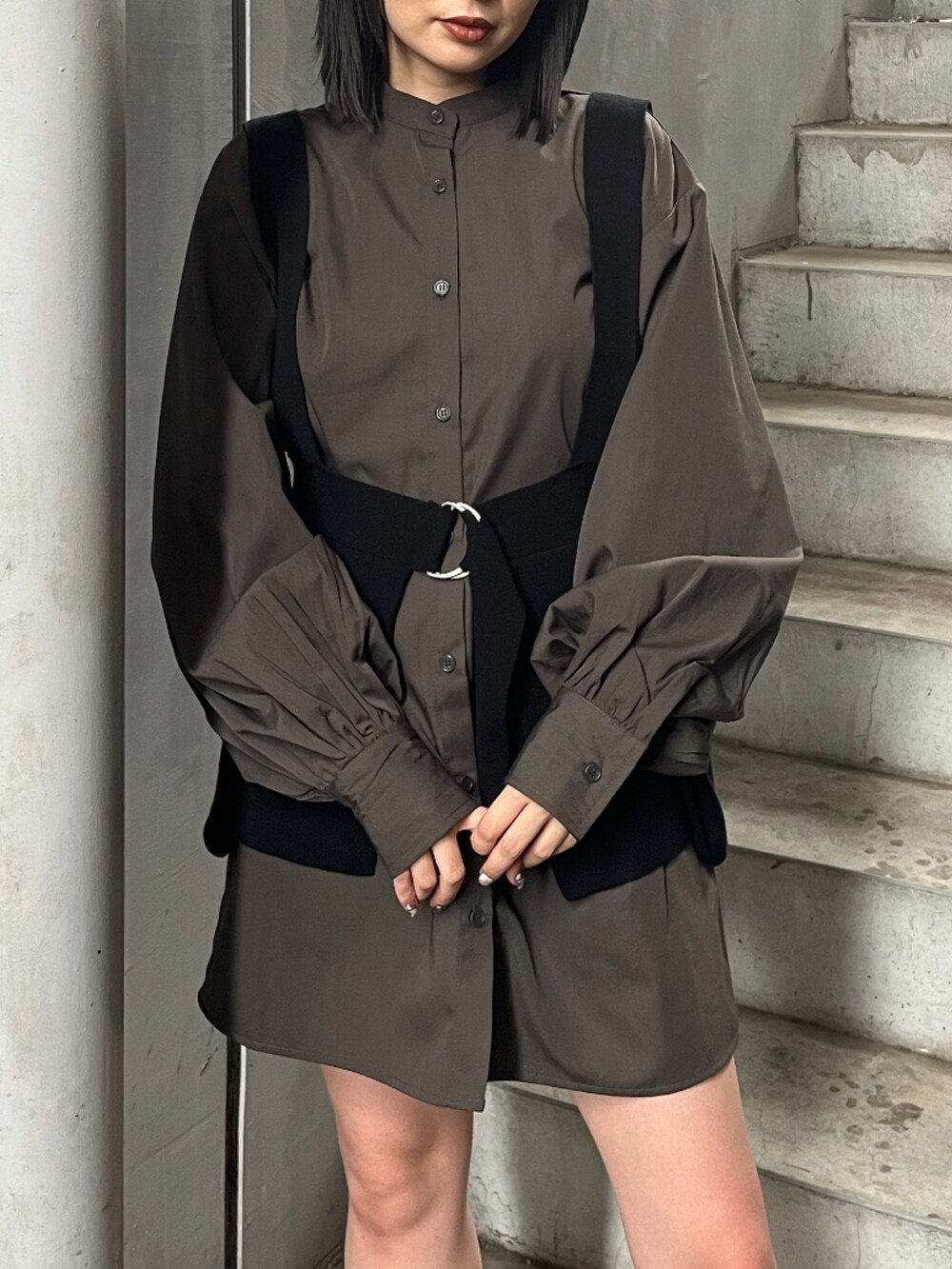 ベージュ系のワンピースを着用したレディースの夏コーディネートの6枚目の写真