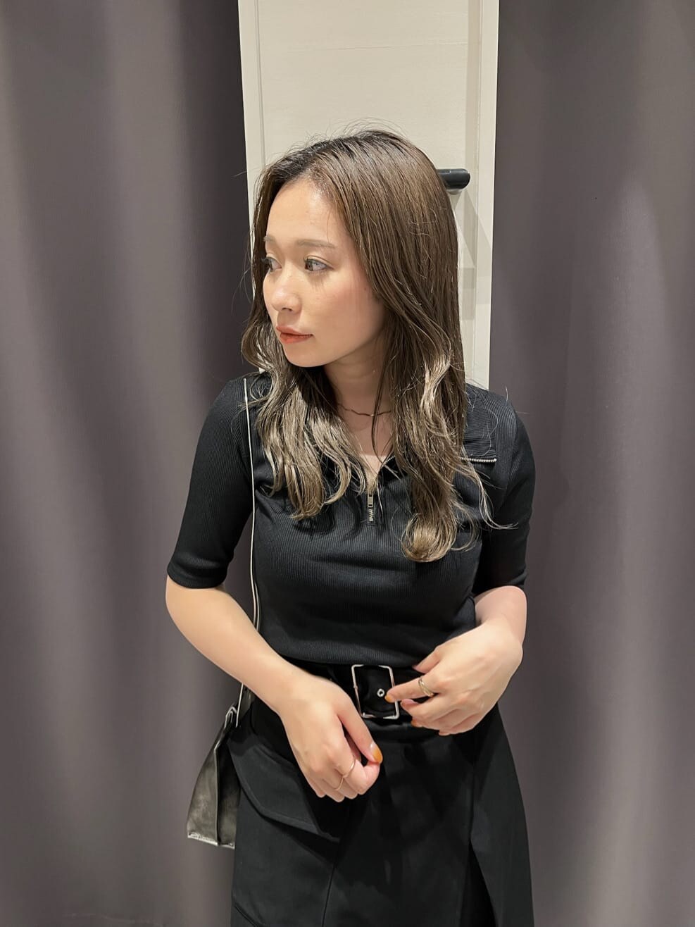 ブラック系のスカート、その他のサンダル、ブラック系のショルダーバッグを着用したレディースの夏コーディネートの4枚目の写真