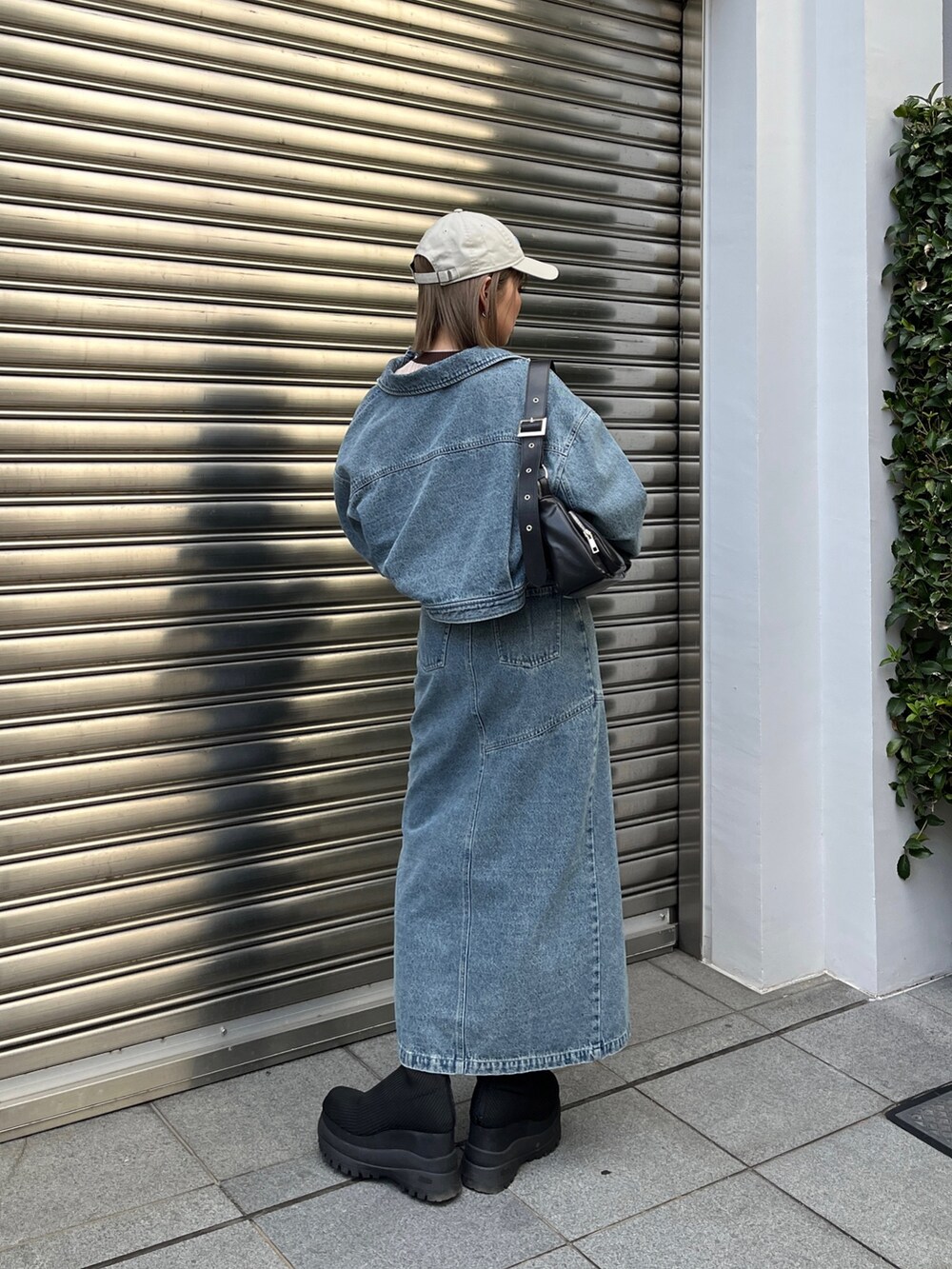 その他のニット/セーター、ブルー系のデニムジャケット、ブラック系のブーツを着用したレディースの冬コーディネートの3枚目の写真