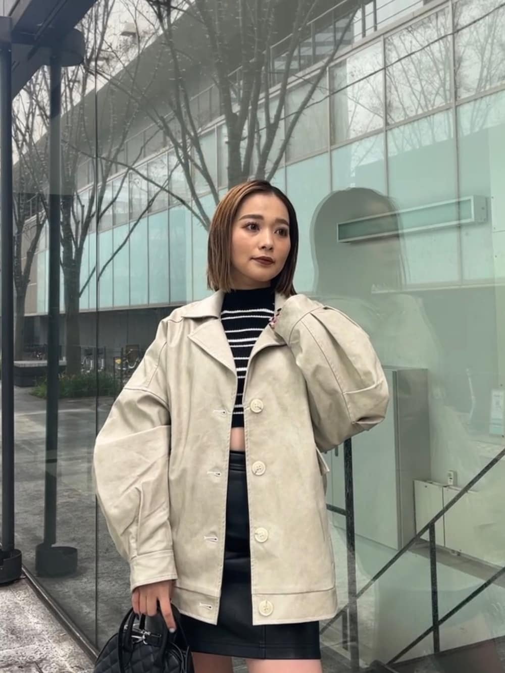 その他のニット/セーター、ホワイト系のブルゾン、ブラック系のブーツを着用したレディースの冬コーディネートの4枚目の写真