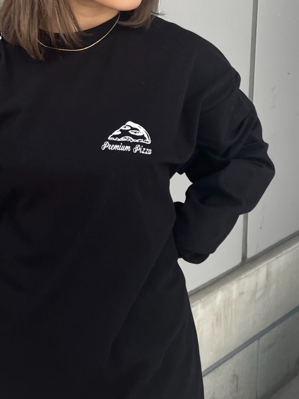 ブラック系のTシャツ/カットソーを着用したレディースの春コーディネートの6枚目の写真