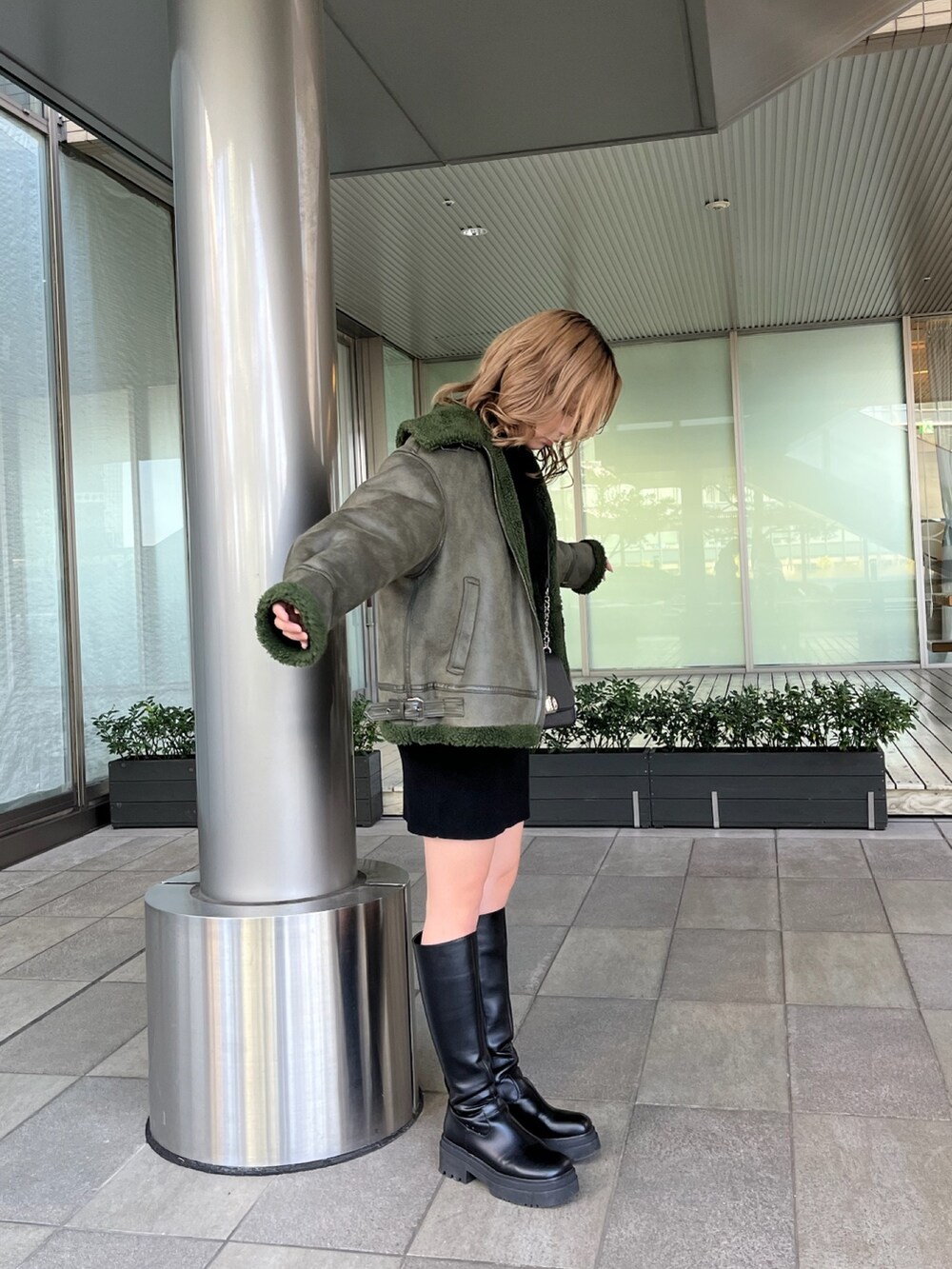「秋冬コーデ、冬コーデ、フェミニン、モード、ムルーア(MURUA)、ミニワンピ、ニットワンピース、ロングブーツ、ムートン、冬アウター、今日のコーデ、お出かけコーデ、デートコーデ」｜「MURUAのボリュームパフミニワンピース（ワンピース、ブラック系）」を使った、國岡朋実さん（レディース・156cm）の秋コーディネートの2枚目の写真