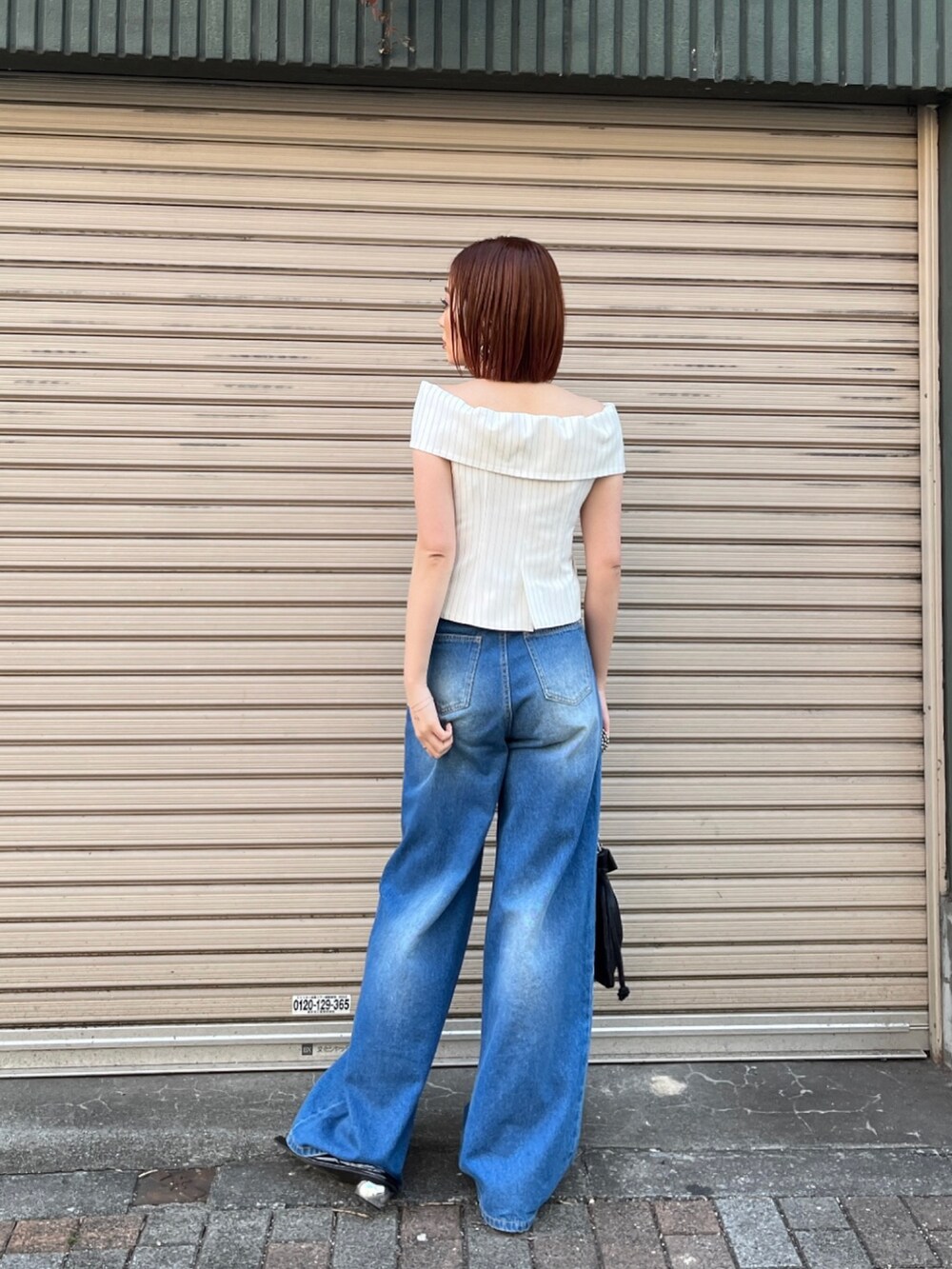 ホワイト系のシャツ/ブラウス、ブルー系のデニムパンツ、ブラック系のサンダルを着用したレディースの夏コーディネートの2枚目の写真