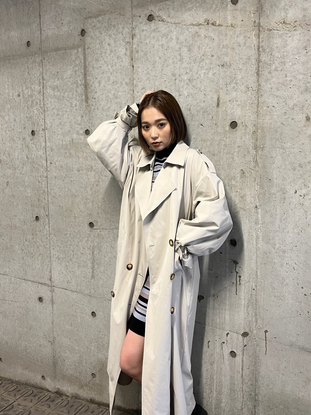 「MURUAのダブルオーバートレンチコート（トレンチコート、ホワイト系）」を使った、國岡朋実さん（レディース・156cm）の秋コーディネートの3枚目の写真