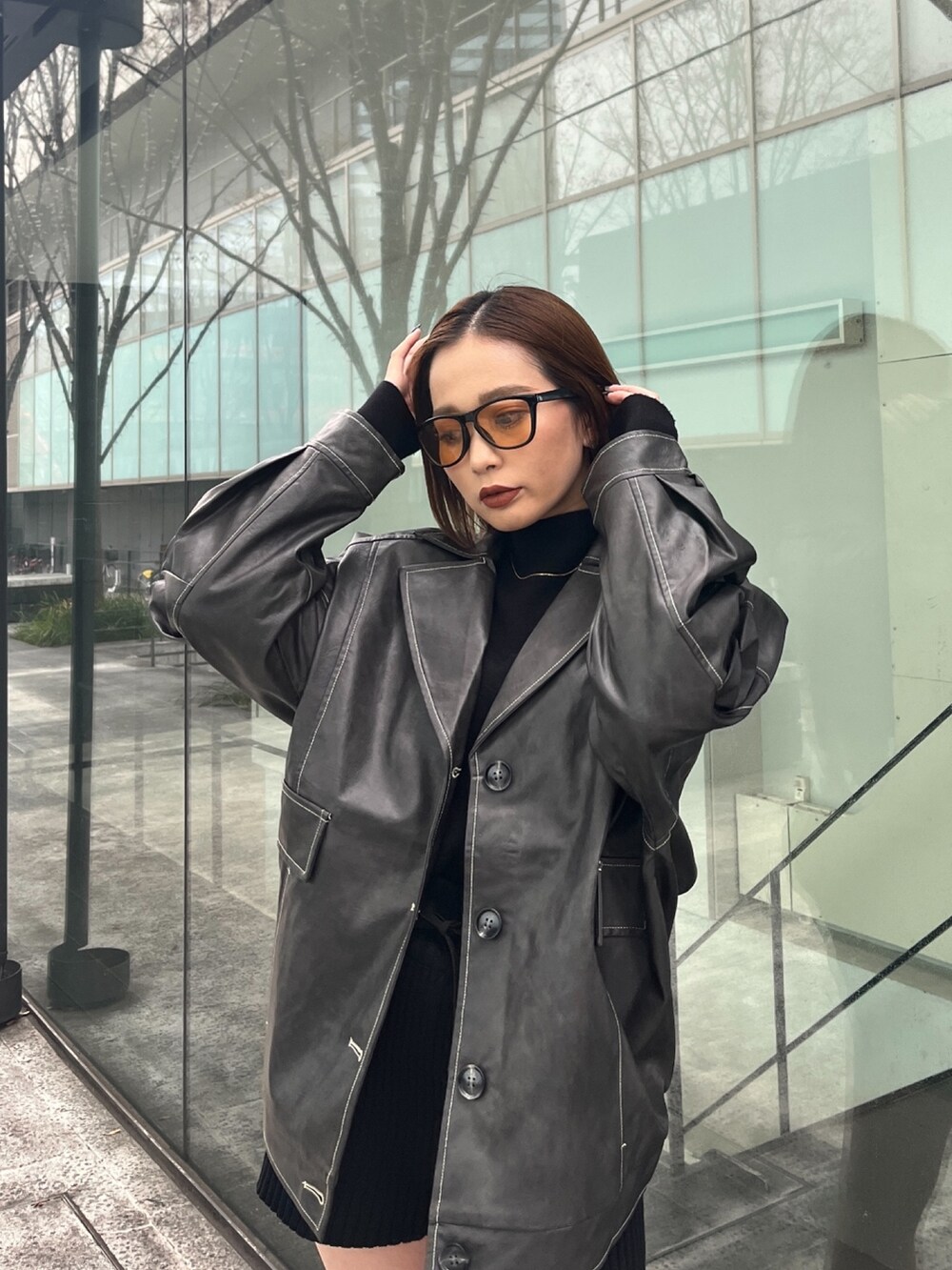 ブラック系のニット/セーター、ブラック系のその他パンツ、グレー系のブルゾンを着用したレディースの冬コーディネートの4枚目の写真