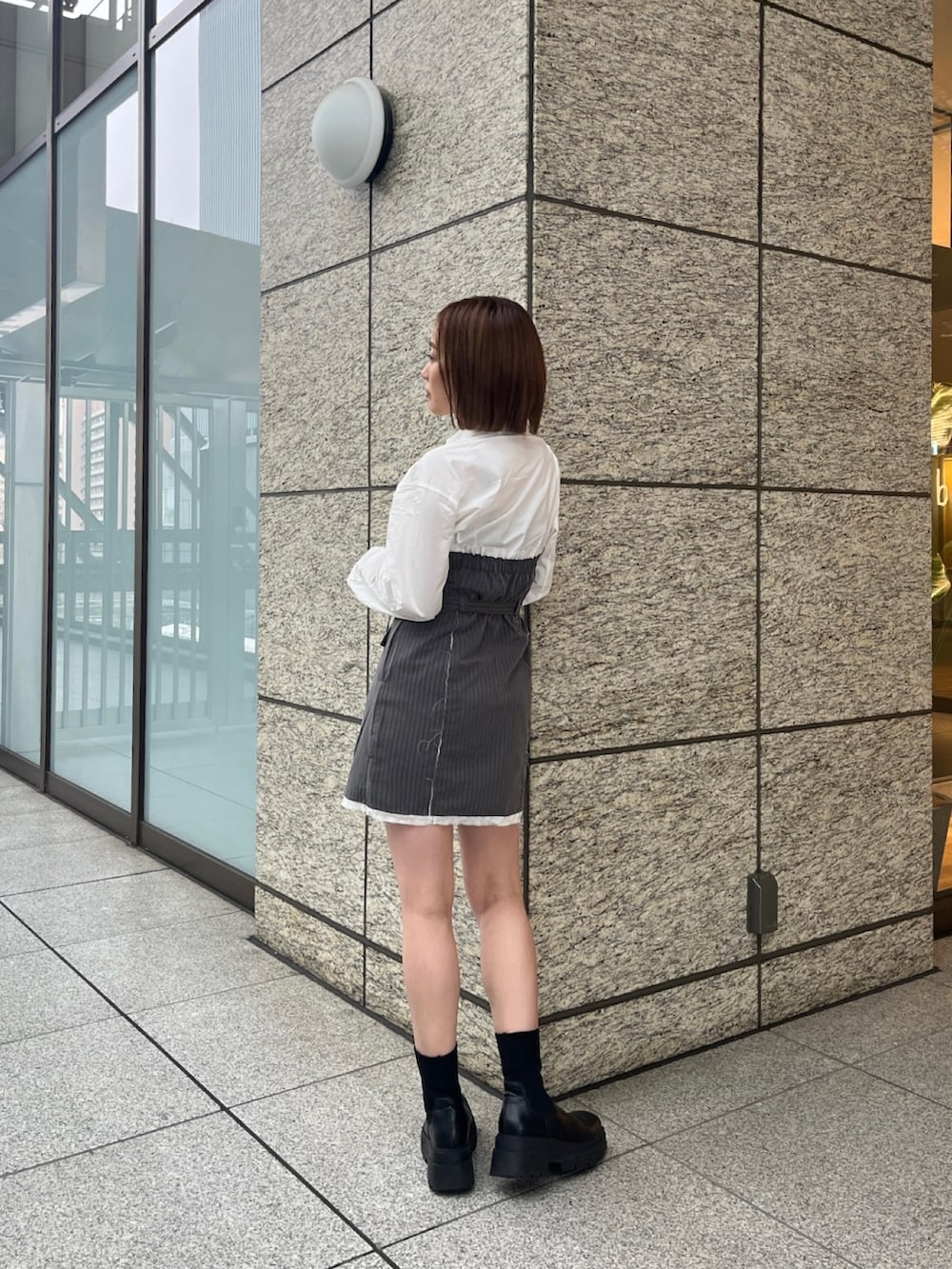 グレー系のワンピースを着用したレディースの冬コーディネートの2枚目の写真