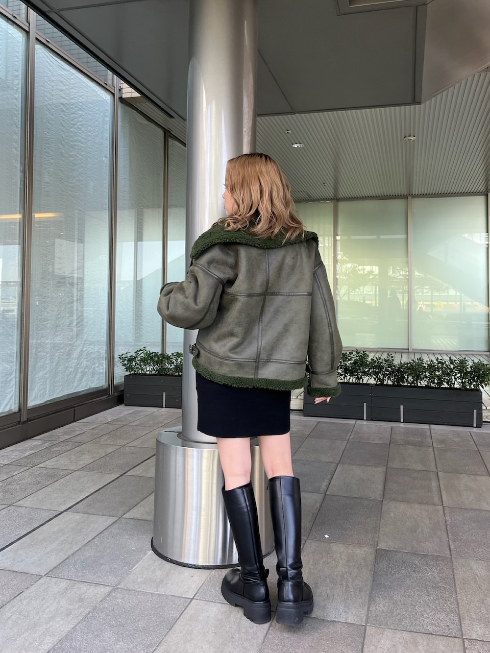 「秋冬コーデ、冬コーデ、フェミニン、モード、ムルーア(MURUA)、ミニワンピ、ニットワンピース、ロングブーツ、ムートン、冬アウター、今日のコーデ、お出かけコーデ、デートコーデ」｜「MURUAのボリュームパフミニワンピース（ワンピース、ブラック系）」を使った、國岡朋実さん（レディース・156cm）の秋コーディネートの3枚目の写真