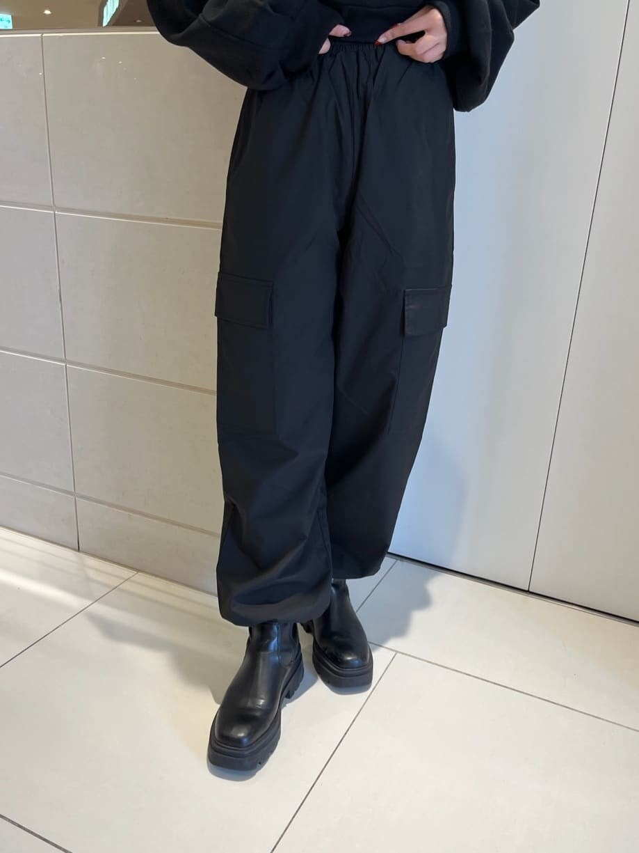 ブラック系のカーゴパンツ、ブラック系のパーカーを着用したレディースの秋コーディネートの9枚目の写真