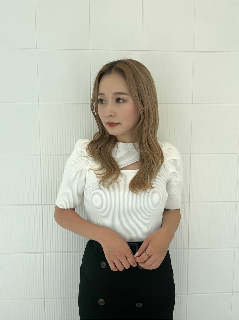 ホワイト系のニット/セーター、ブラック系のスカートを着用したレディースの夏コーディネートの5枚目の写真