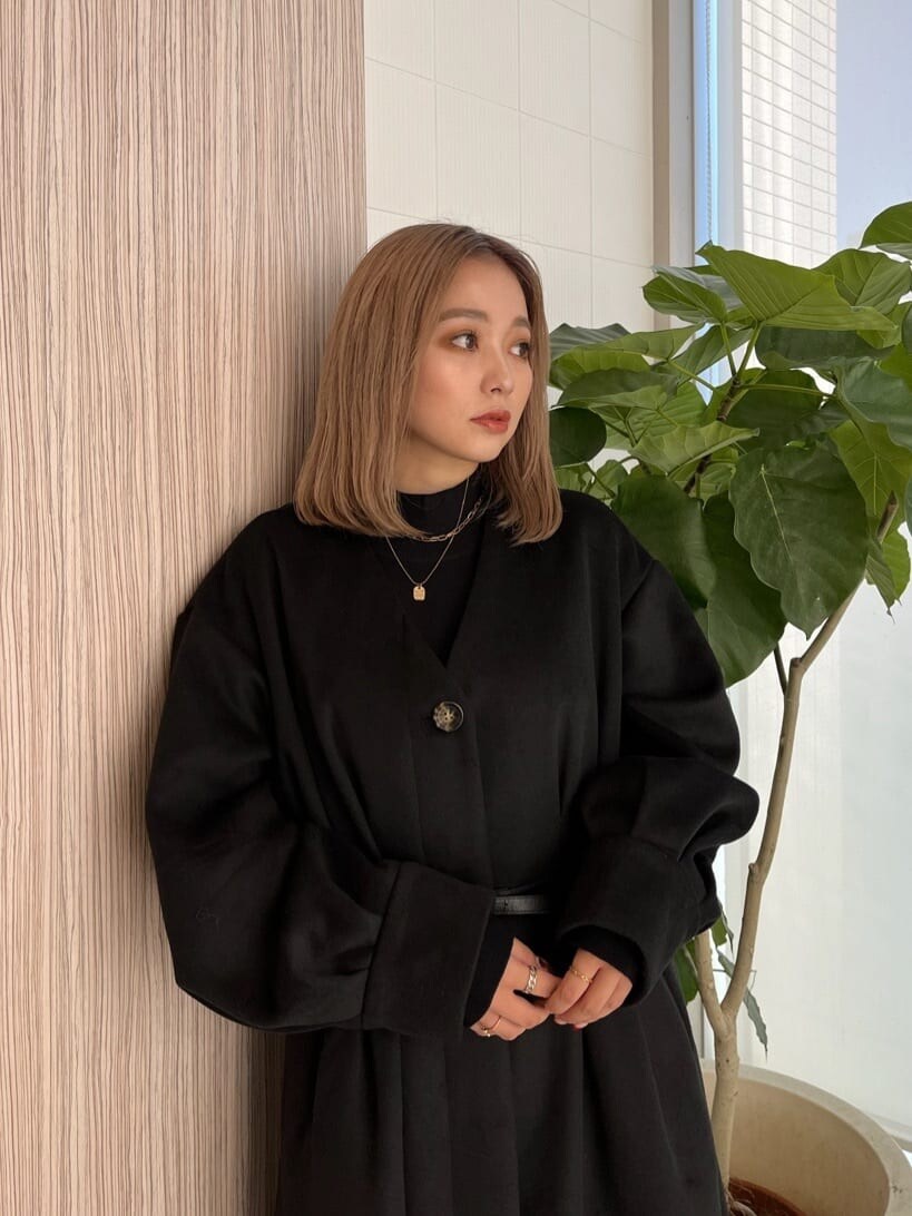 「murua、#アウター、大人カジュアル、ロングコート、冬アウター、ブラックコーデ」｜「MURUAのオーバースリーブノーカラーコート（ノーカラーコート、ブラック系）」を使った、國岡朋実さん（レディース・156cm）の秋コーディネートの8枚目の写真