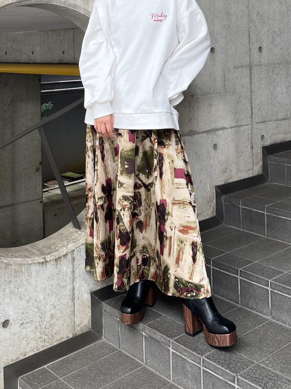 ホワイト系のスウェット、グリーン系のスカートを着用したレディースの夏コーディネートの5枚目の写真