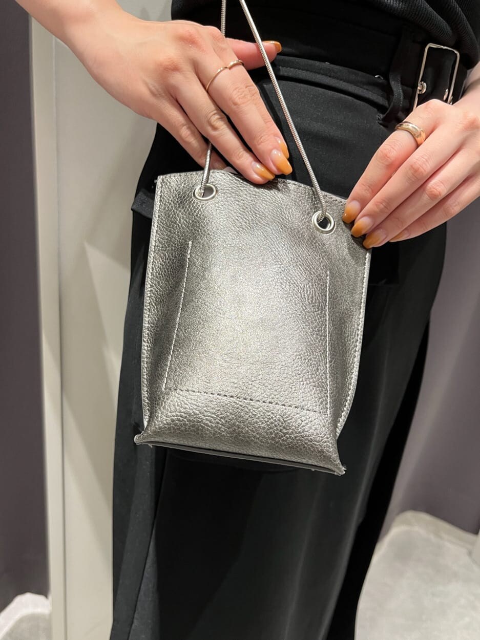 ブラック系のスカート、その他のサンダル、ブラック系のショルダーバッグを着用したレディースの夏コーディネートの8枚目の写真