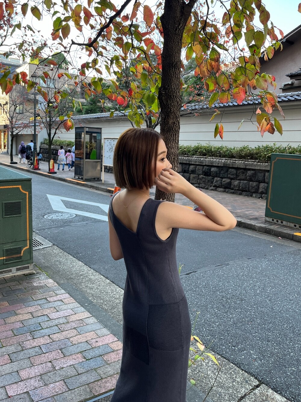 グレー系のワンピースを着用したレディースの冬コーディネートの6枚目の写真