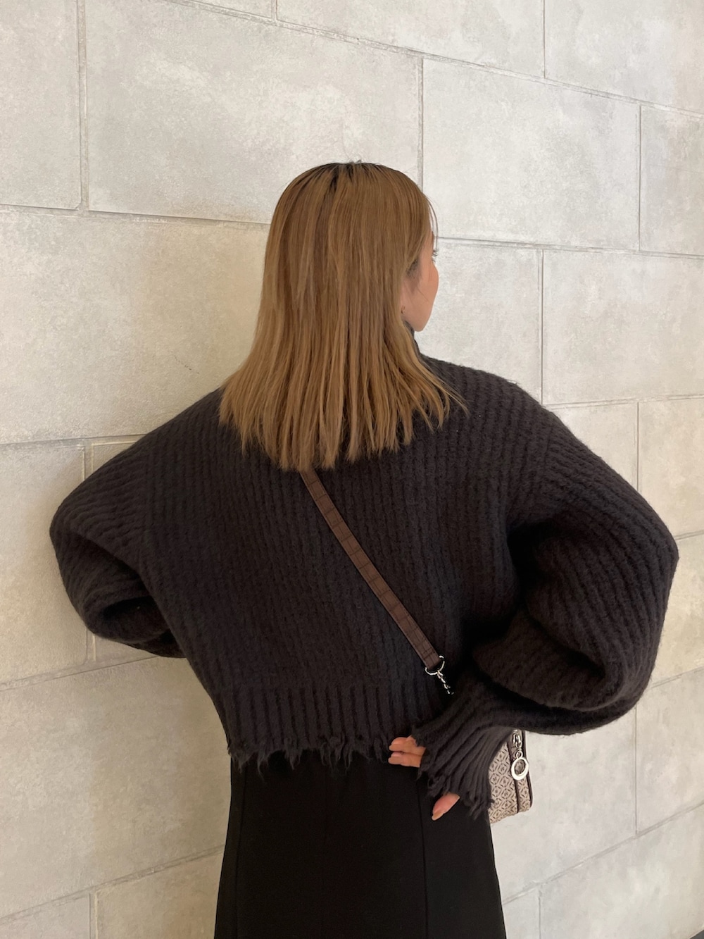グレー系のニット/セーター、その他のショルダーバッグ、ブラック系のスカートを着用したレディースの秋コーディネートの7枚目の写真