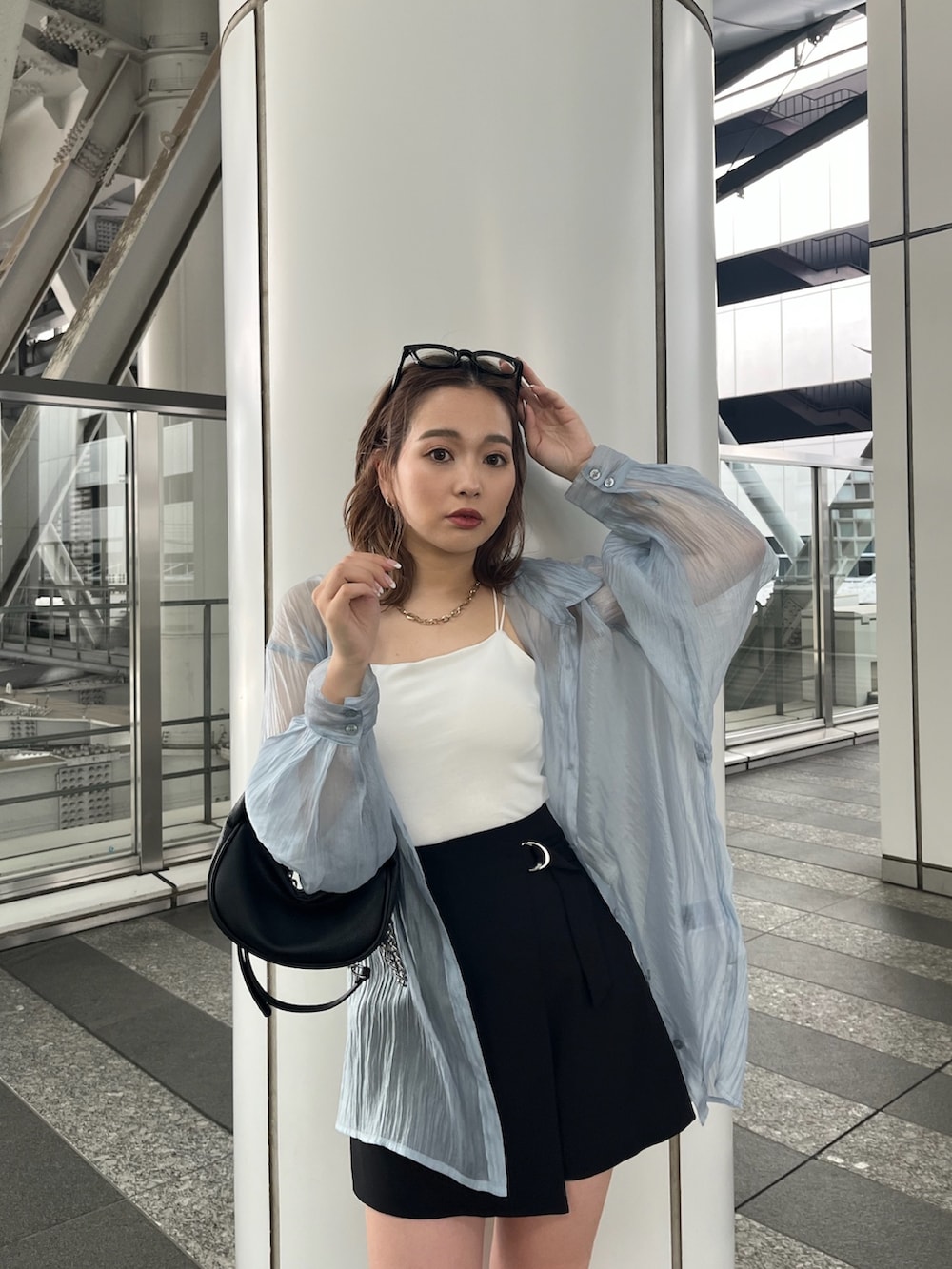 ホワイト系のTシャツ/カットソー、ブラック系のスラックス、ブルー系のシャツ/ブラウスを着用したレディースの春コーディネートの3枚目の写真