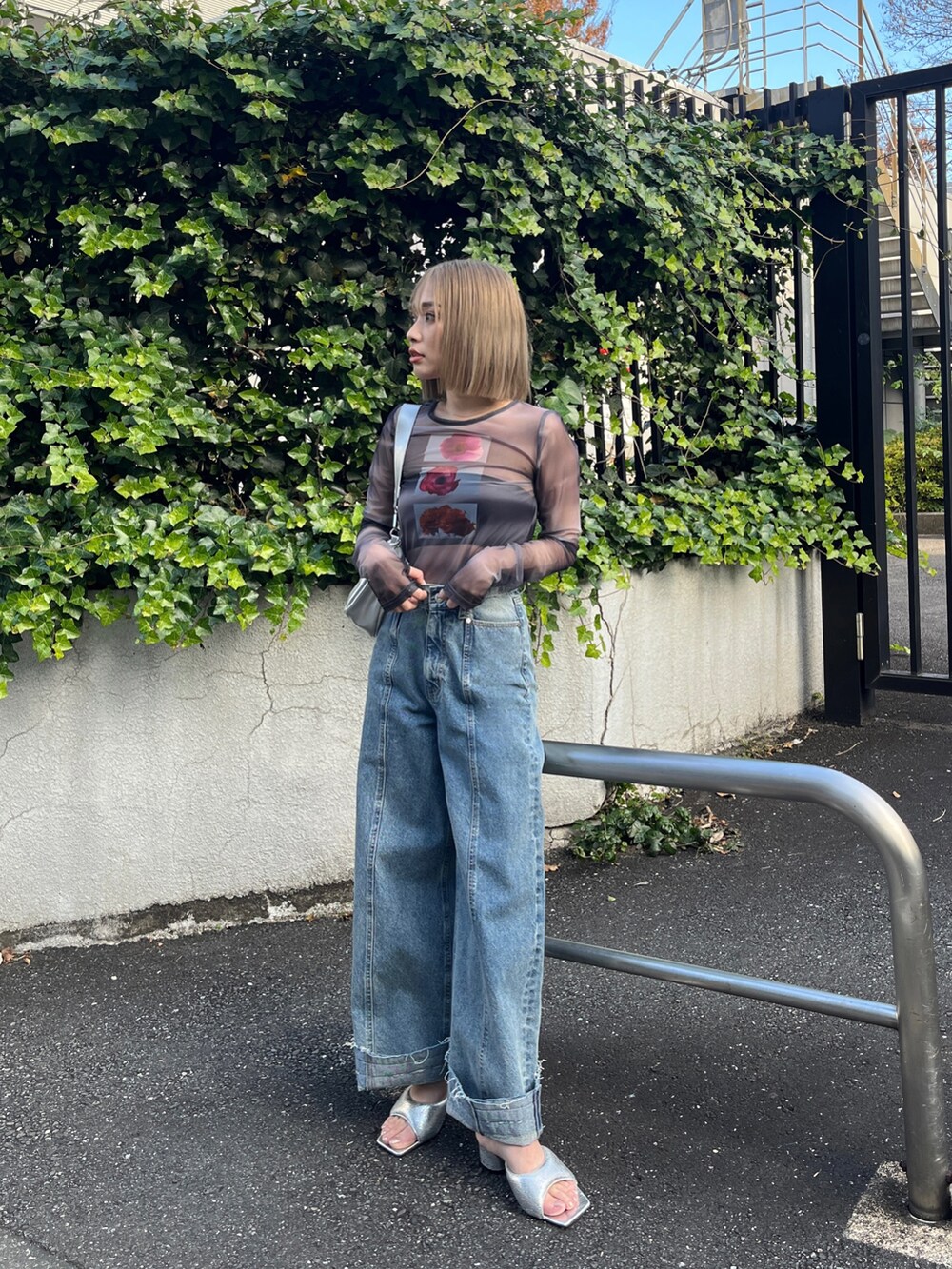 ブラック系のTシャツ/カットソー、シルバー系のショルダーバッグ、シルバー系のパンプスを着用したレディースの冬コーディネートの2枚目の写真
