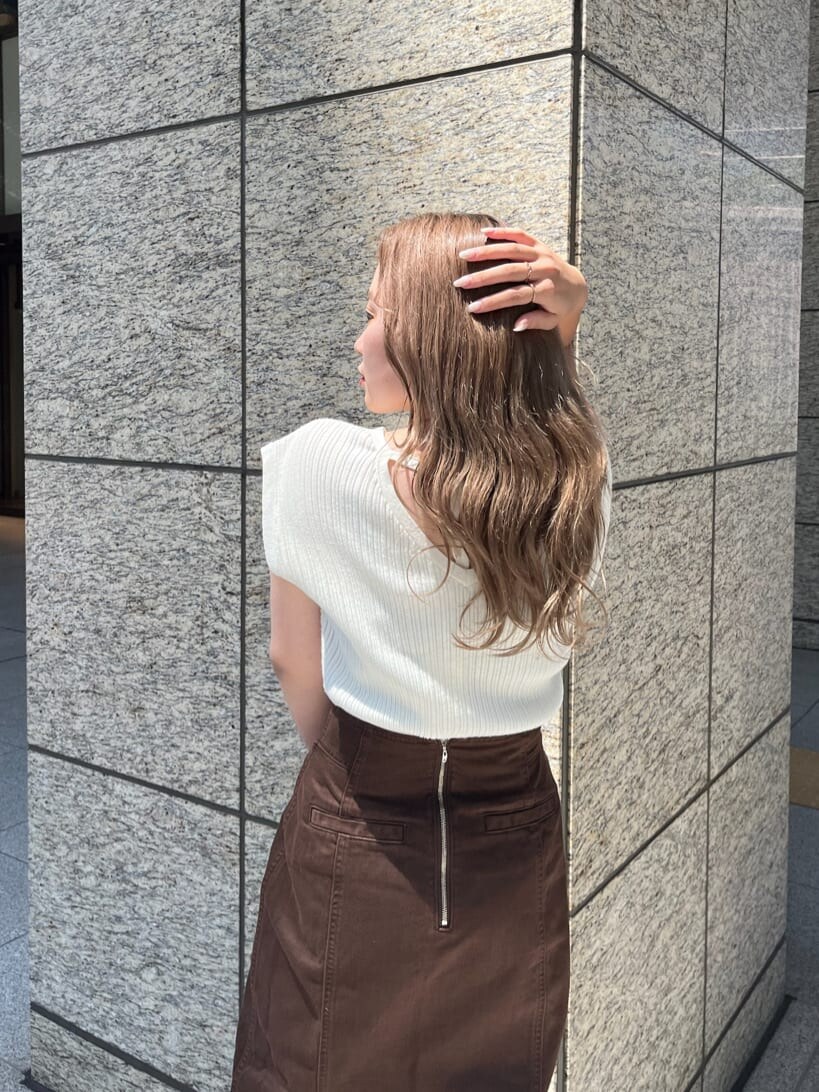 ホワイト系のニット/セーター、その他のサンダル、ブラック系のハンドバッグを着用したレディースの夏コーディネートの5枚目の写真