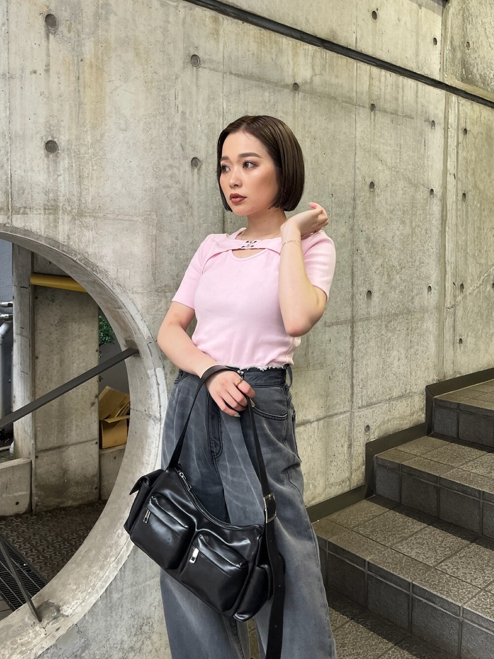 ピンク系のTシャツ/カットソー、ブラック系のデニムパンツ、シルバー系のパンプスを着用したレディースの夏コーディネートの6枚目の写真