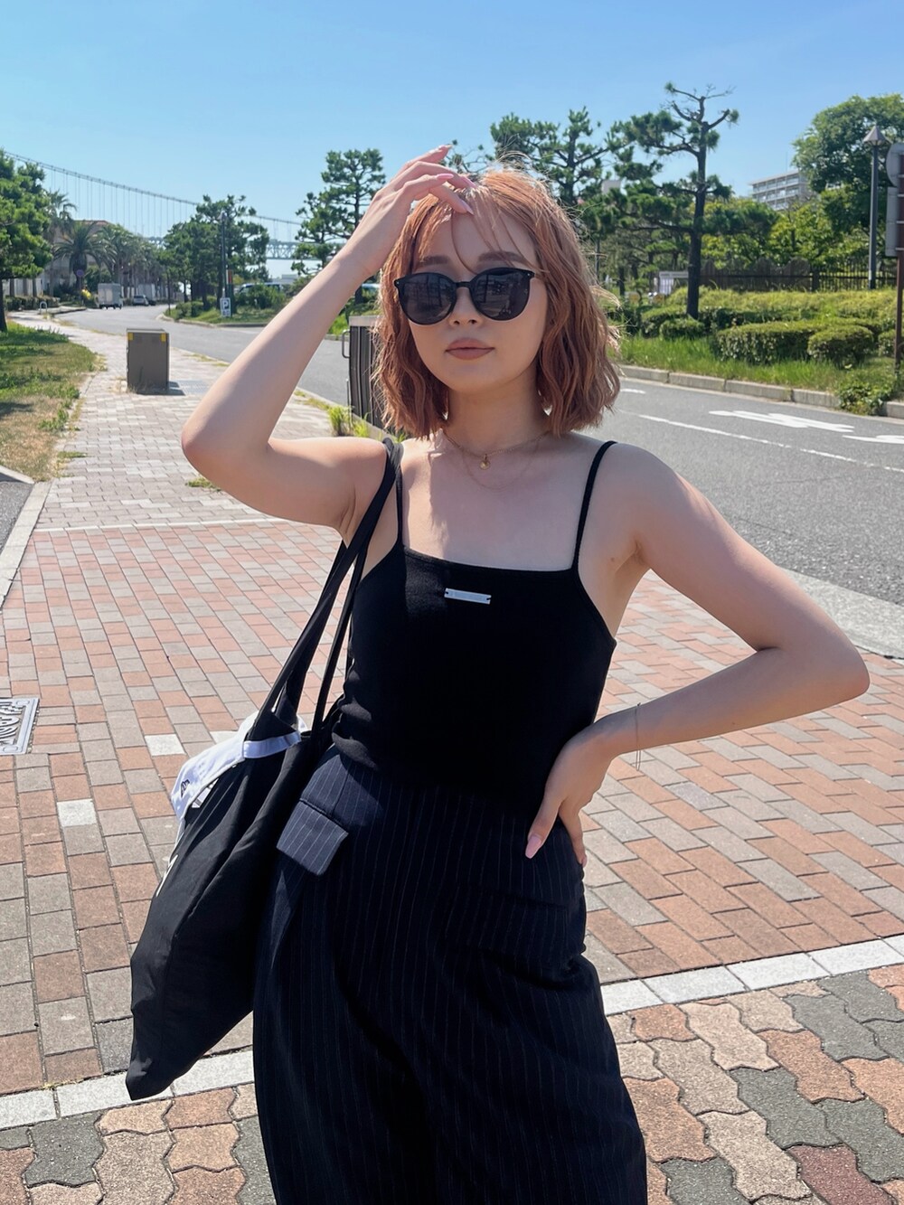 ブラック系のキャミソール、ブルー系のその他パンツ、ブラック系のサンダルを着用したレディースの夏コーディネートの4枚目の写真