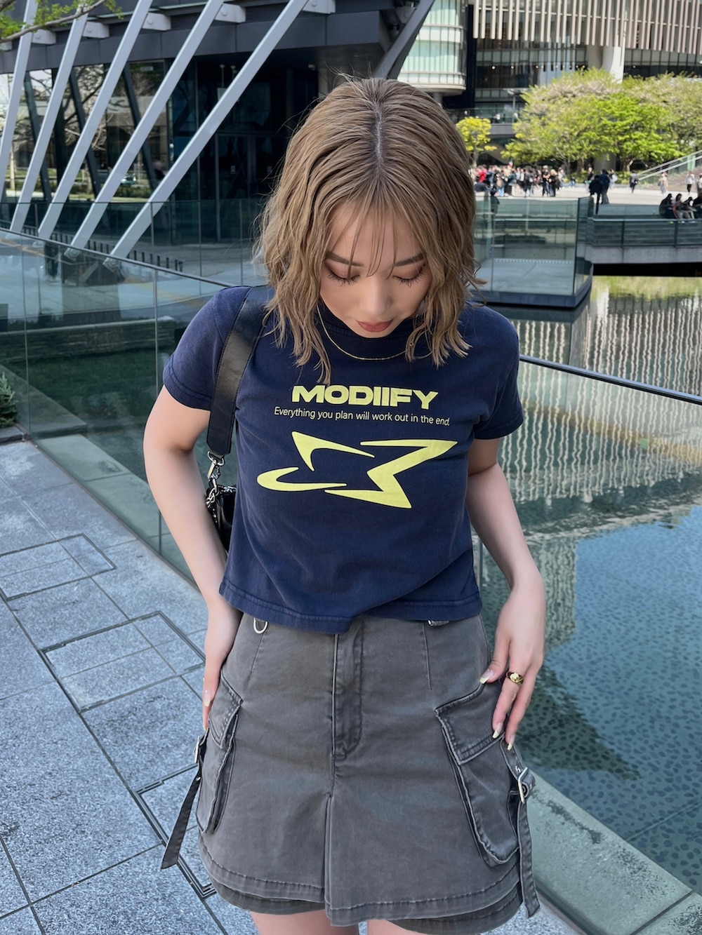 ブルー系のTシャツ/カットソー、グレー系のブーツ、グレー系のスカートを着用したレディースの春コーディネートの5枚目の写真