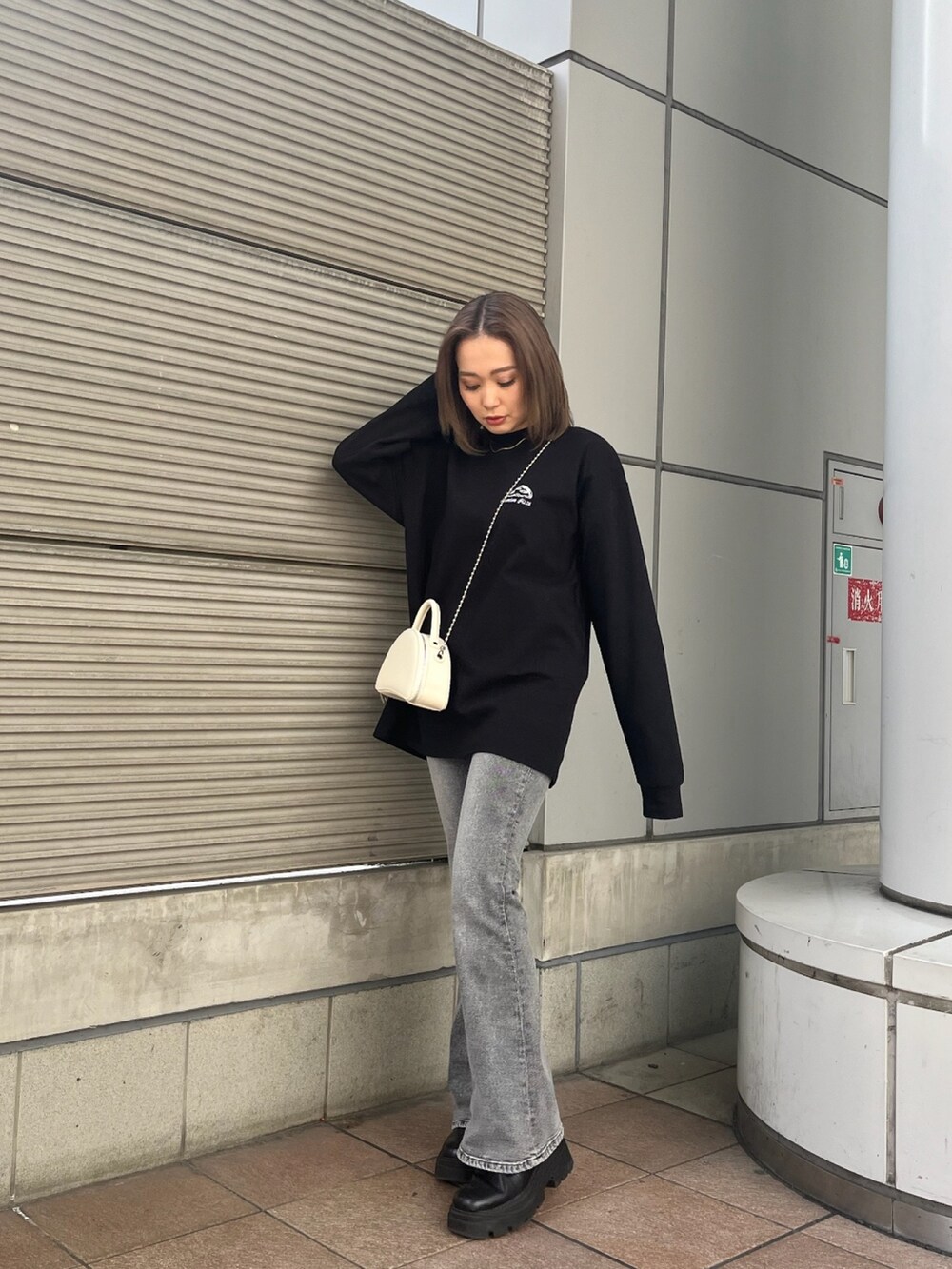 ブラック系のTシャツ/カットソーを着用したレディースの春コーディネートの2枚目の写真