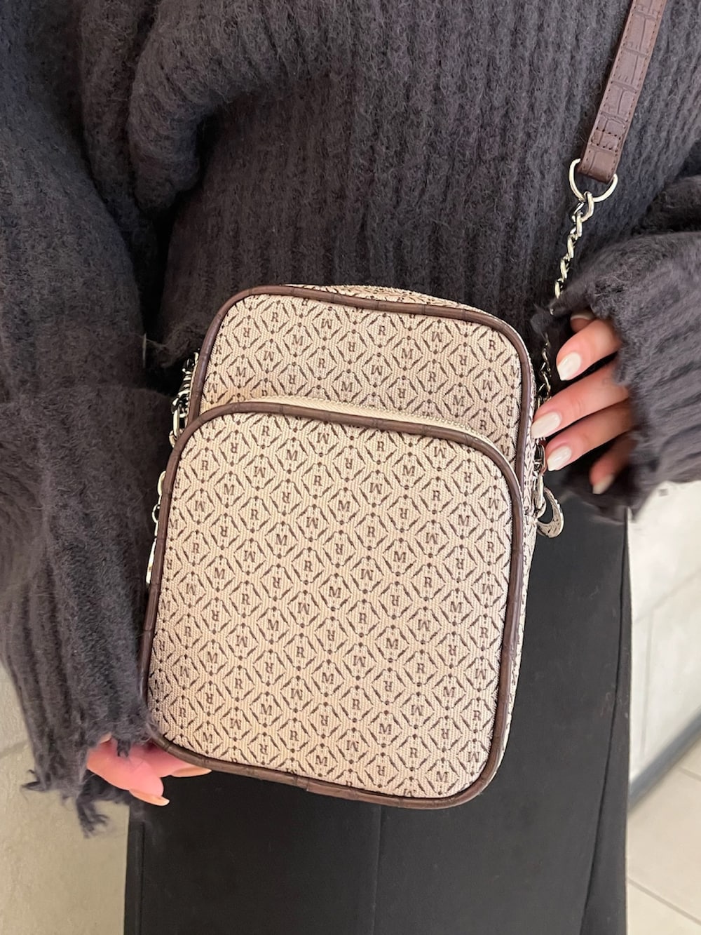 グレー系のニット/セーター、その他のショルダーバッグ、ブラック系のスカートを着用したレディースの秋コーディネートの9枚目の写真