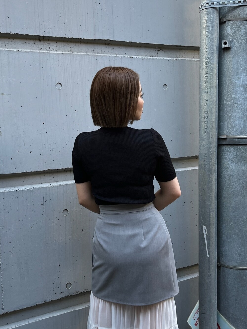 ブラック系のニット/セーター、ブラック系のブーツを着用したレディースの冬コーディネートの4枚目の写真