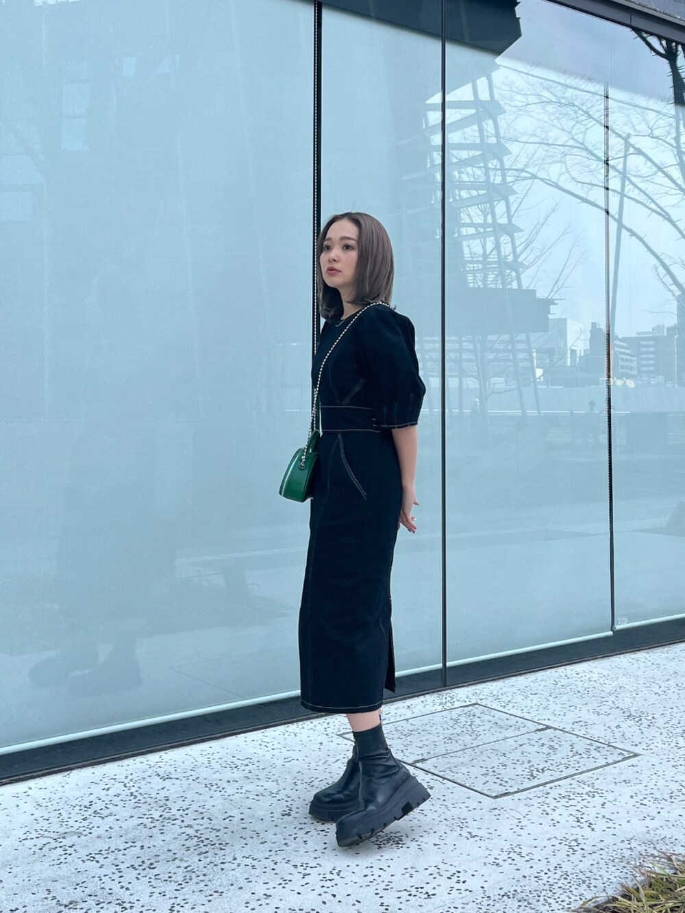 ブラック系のワンピースを着用したレディースの春コーディネートの3枚目の写真